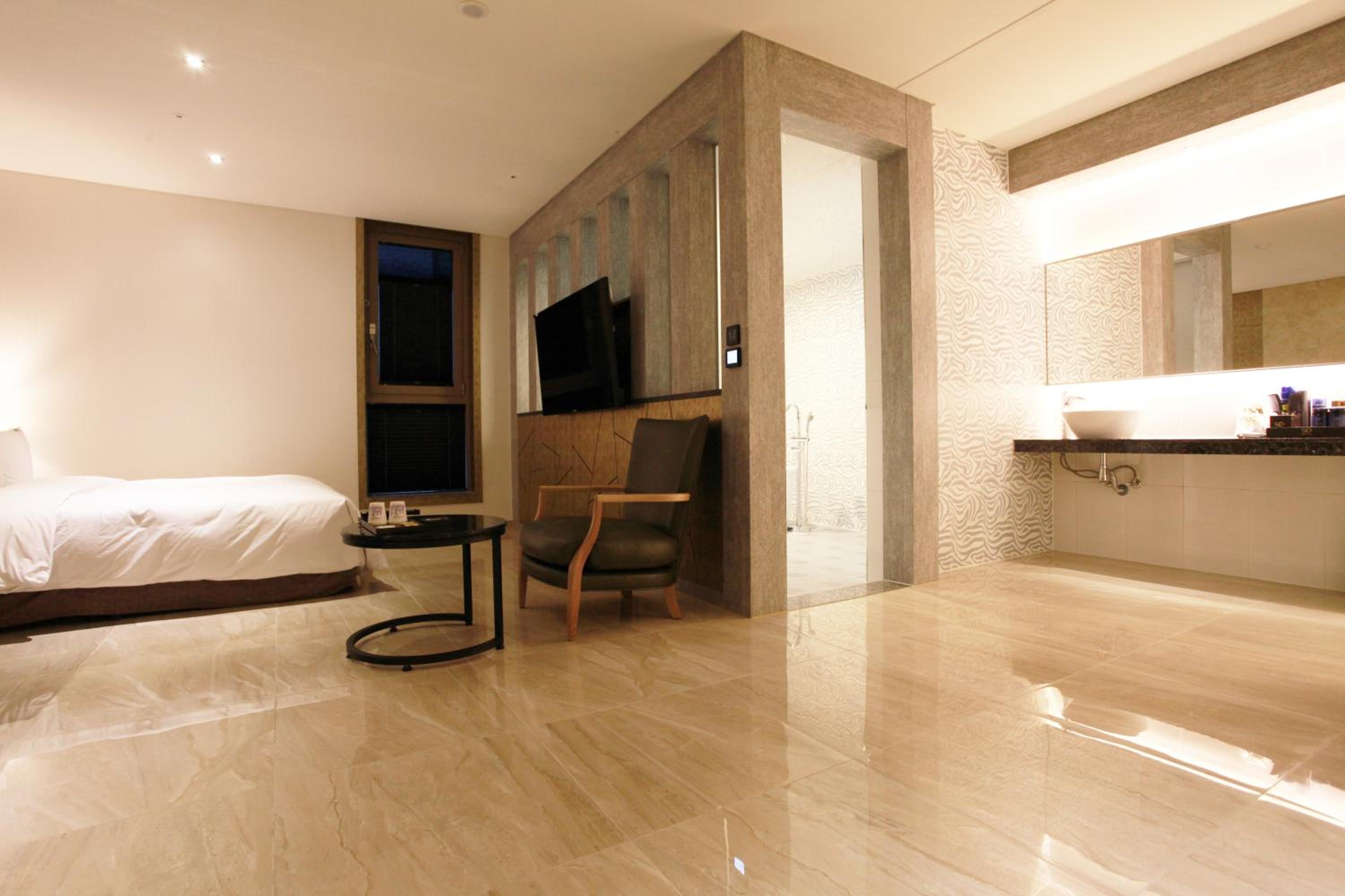 Deluxe Twin Room - Photo 13
