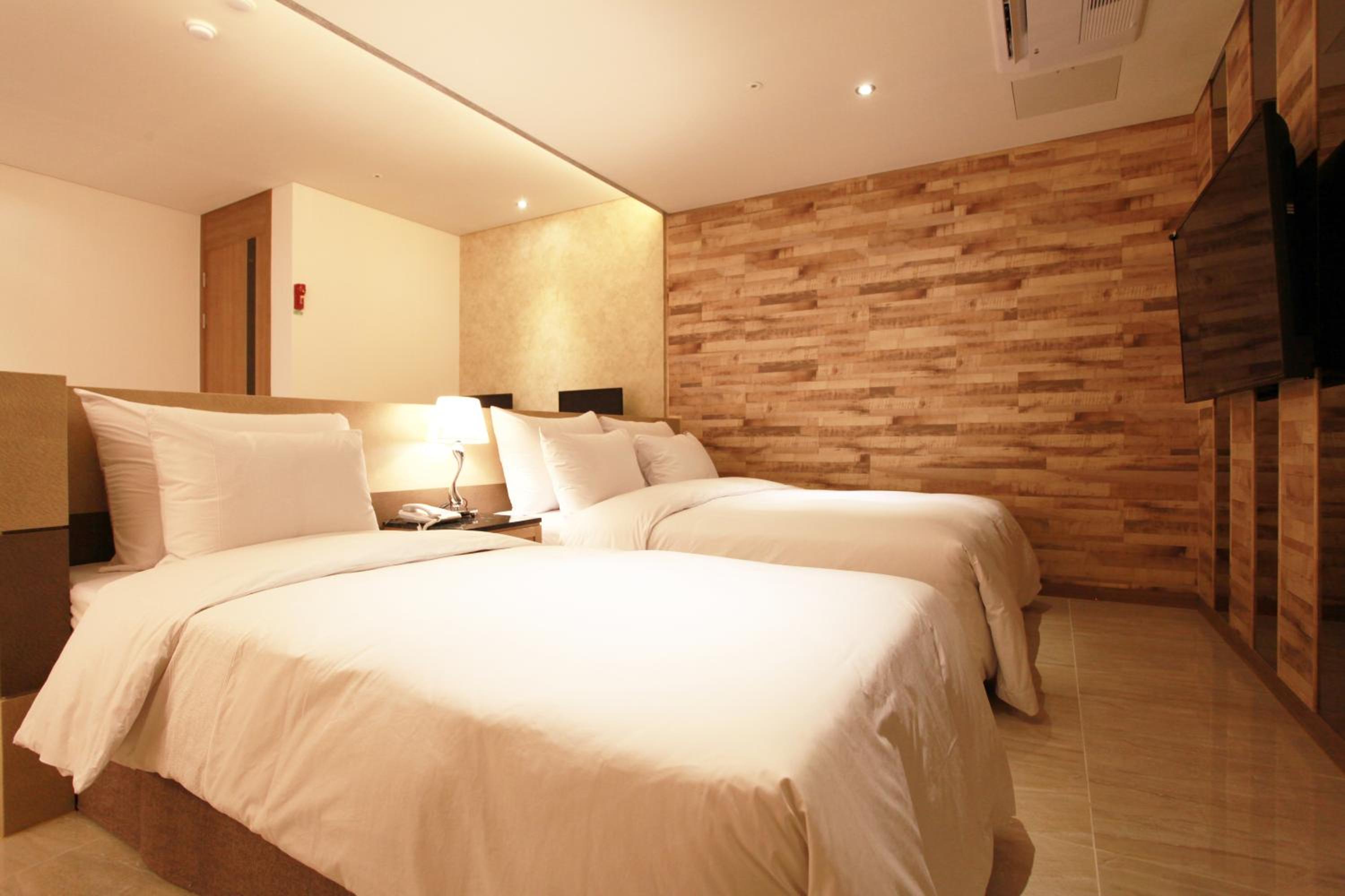 Deluxe Twin Room - Photo 12