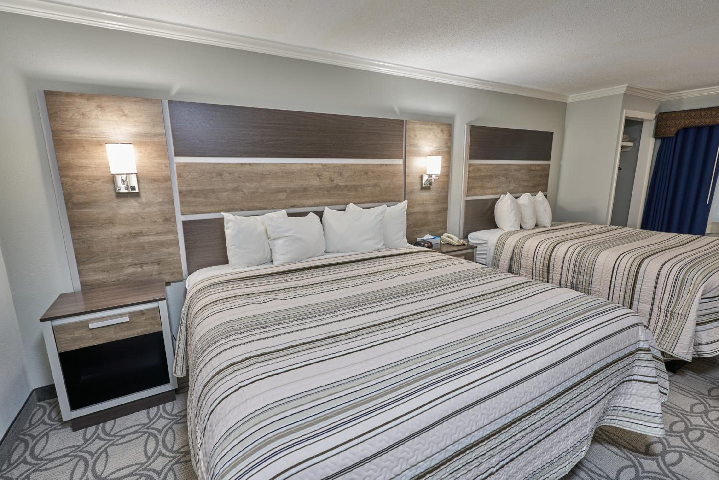 King Room with Pool View (Non-Smoking) - Photo 13
