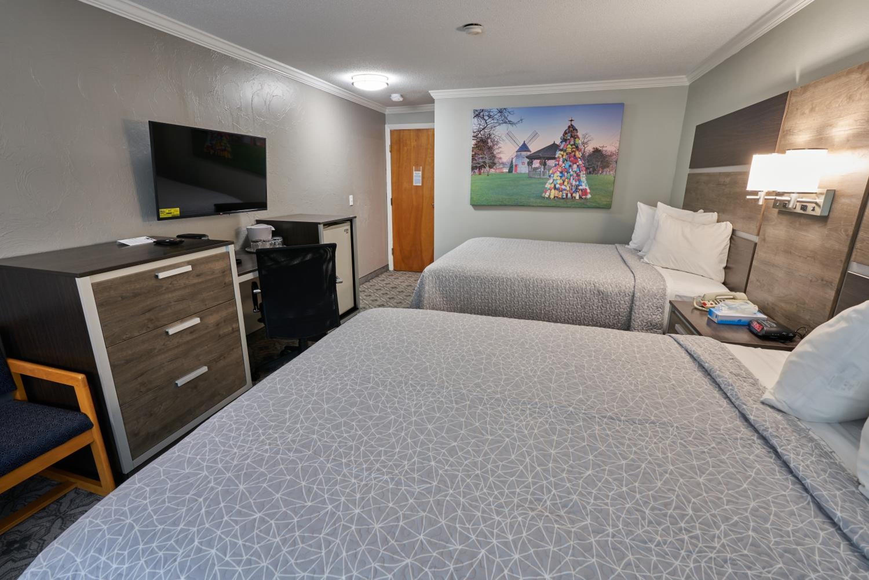 Superior Room with Two Queen Beds (Non-Smoking) - Photo 3