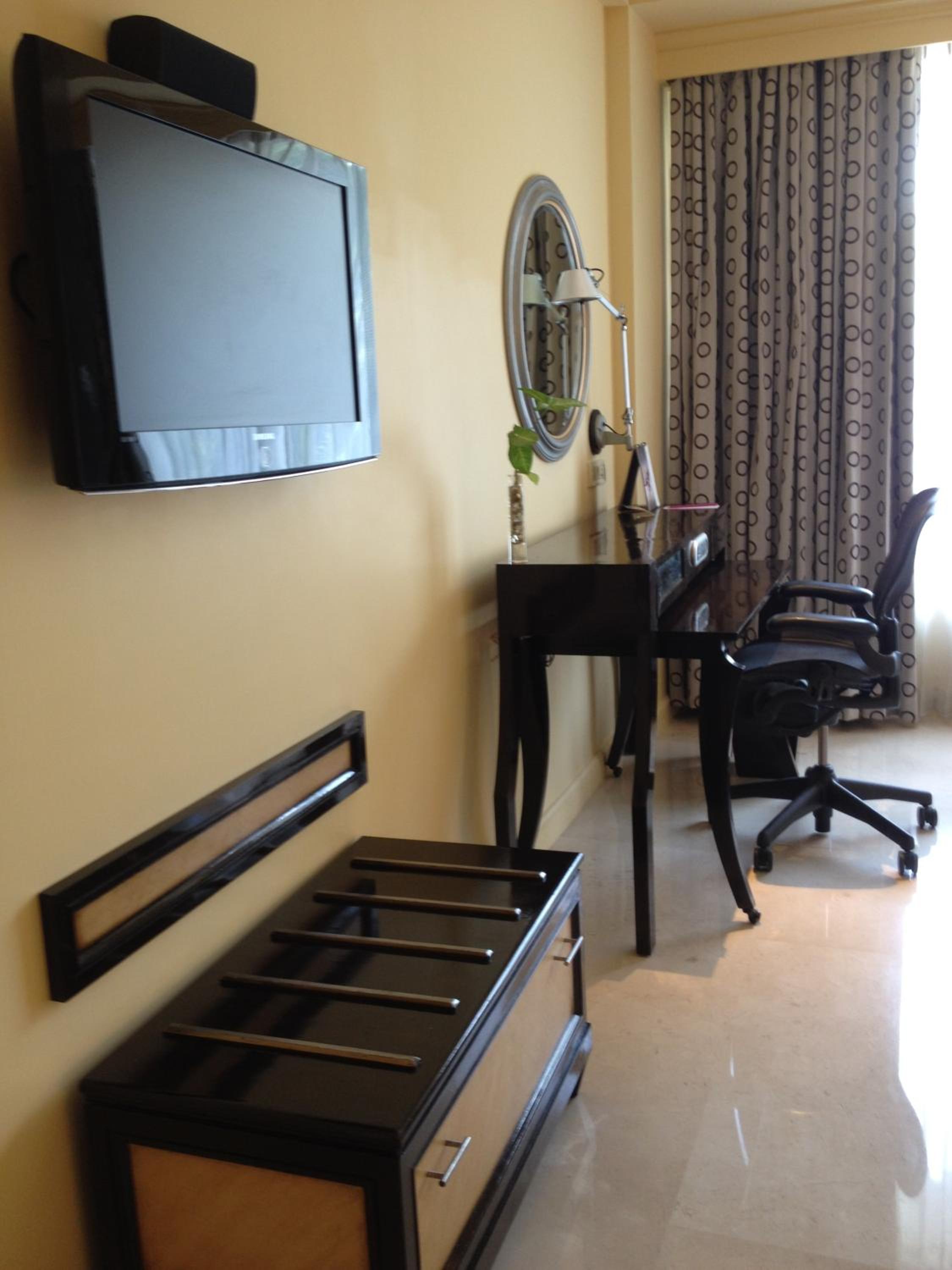 Superior Queen Bed Room - Photo 13