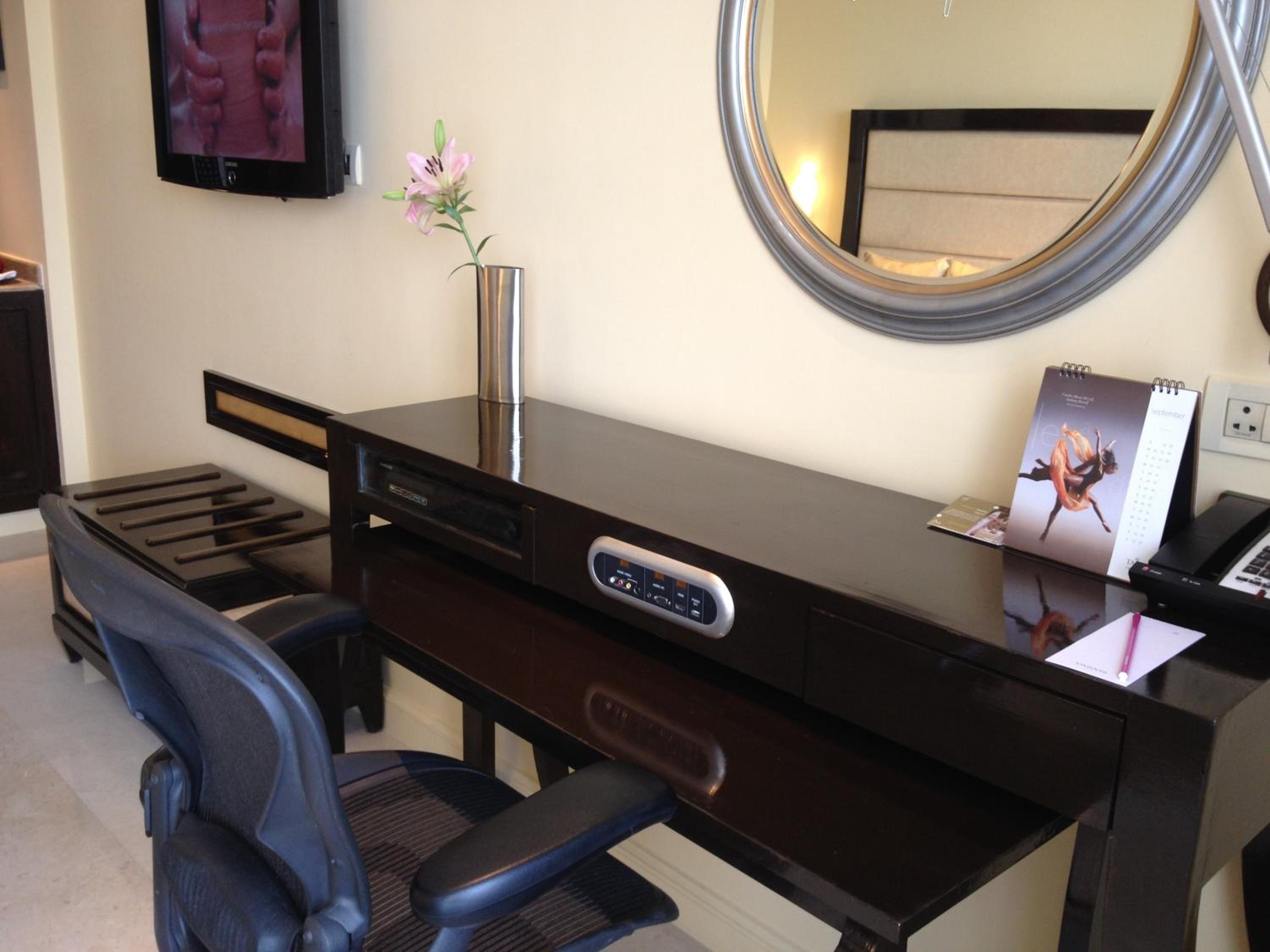 Premium Queen Bed - Photo 1