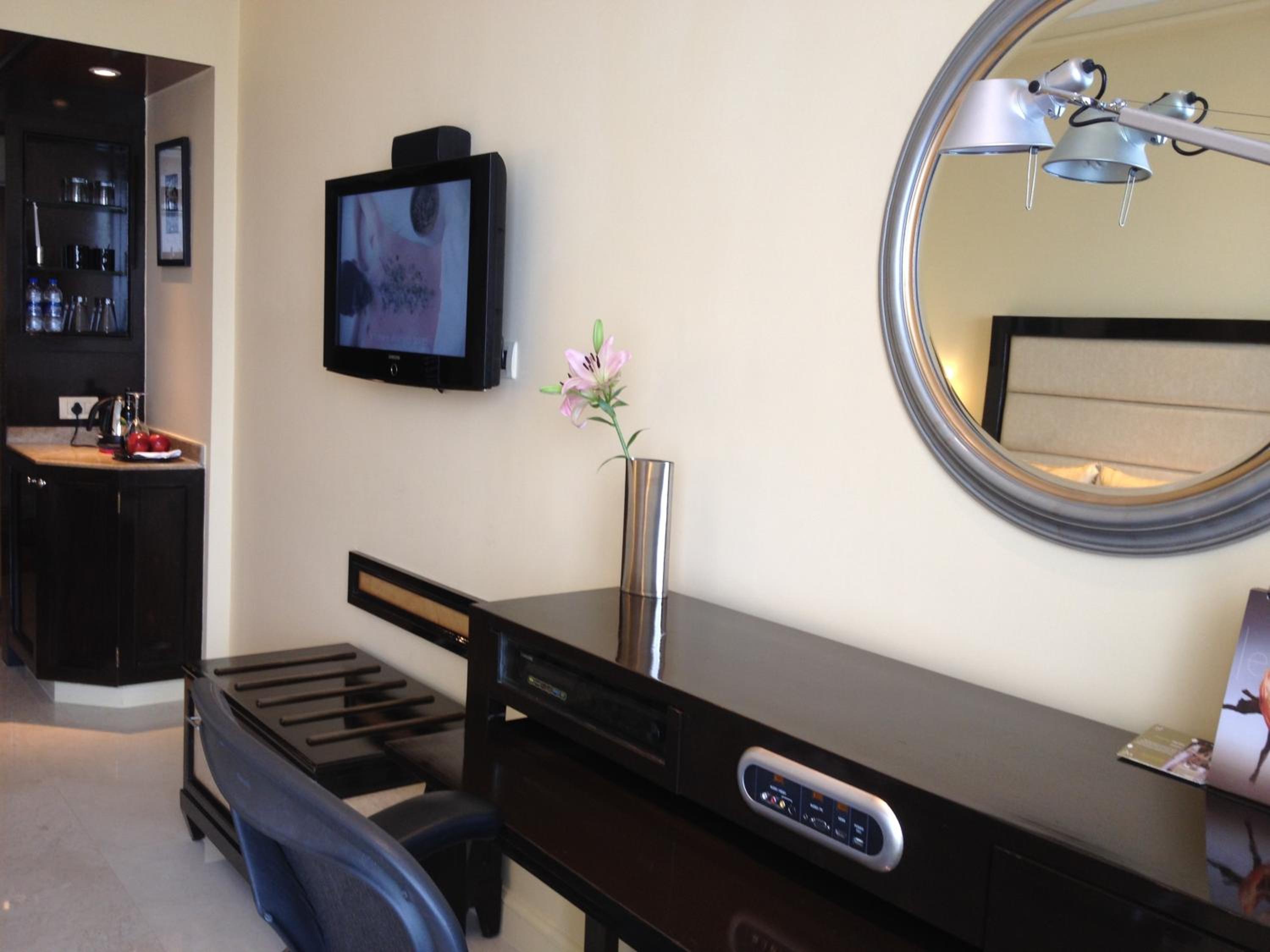 Superior Queen Bed Room - Photo 8