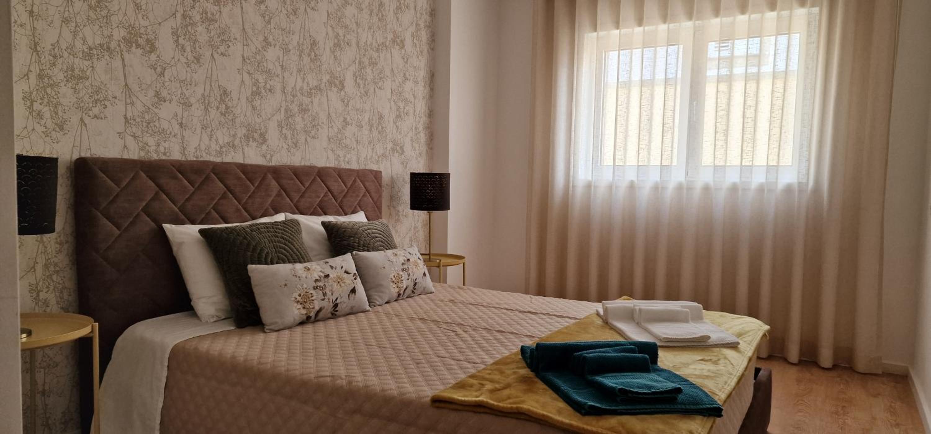 Six-Bedroom House - Photo 1