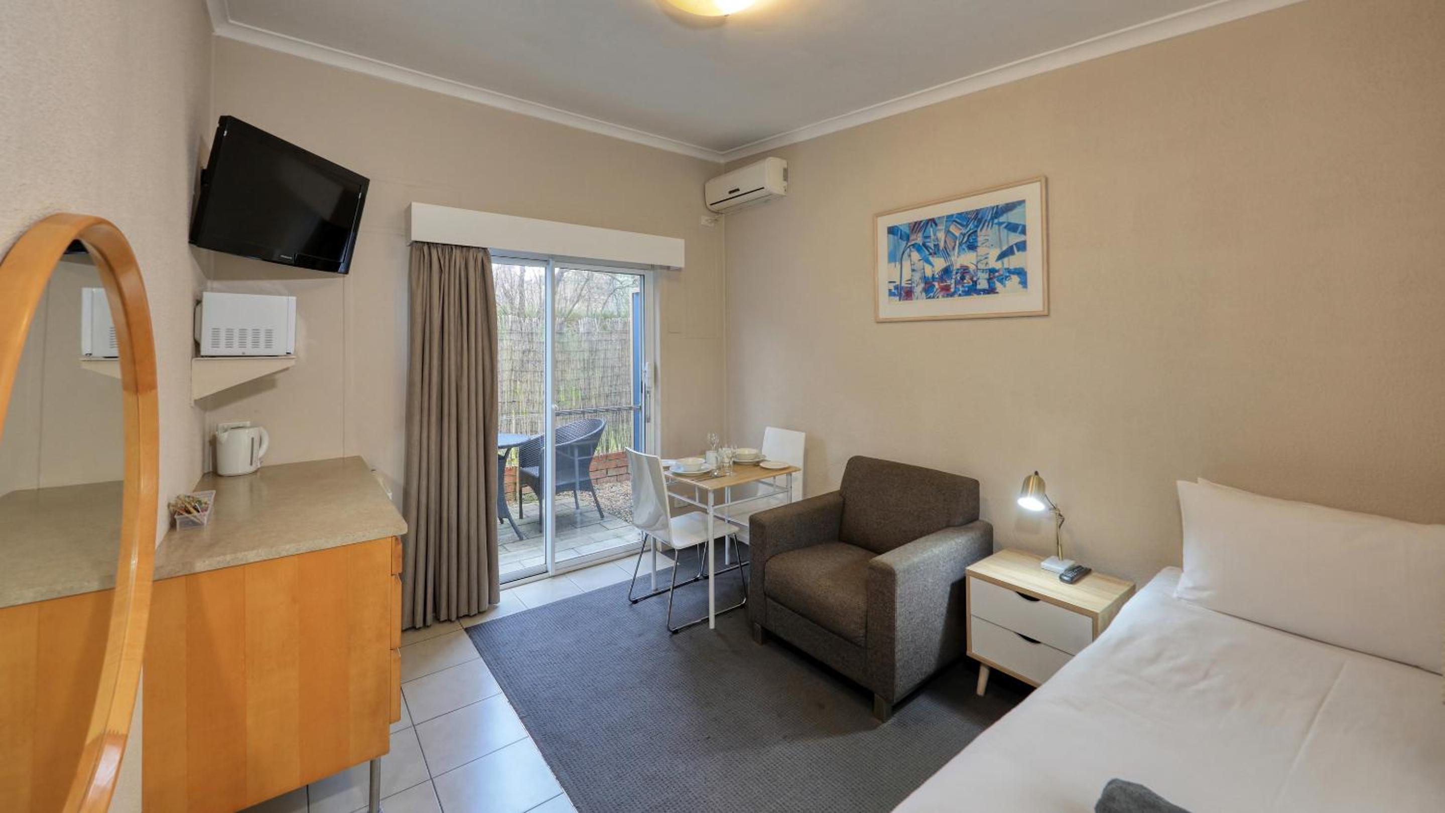Executive Two-Bedroom Apartment with Courtyard photo 2