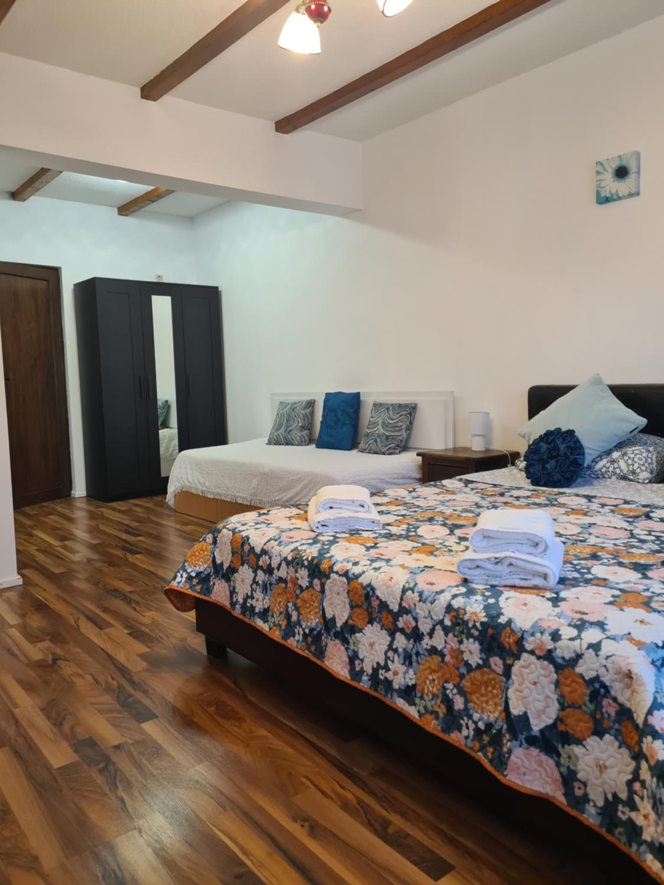 Deluxe Room (2 Adults + 1 Child) - Photo 1