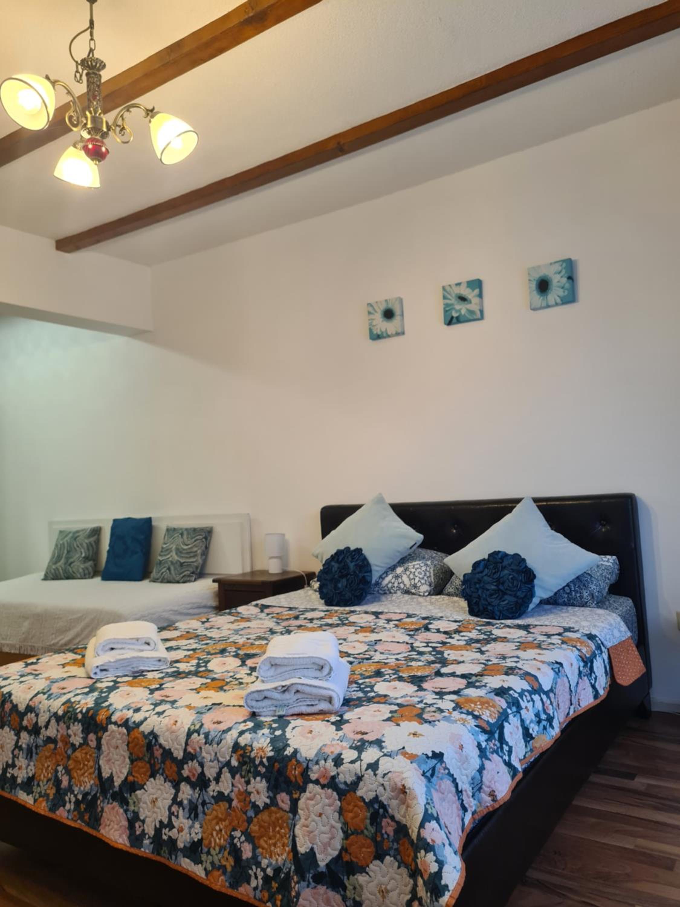 Deluxe Room (2 Adults + 1 Child) - Photo 2