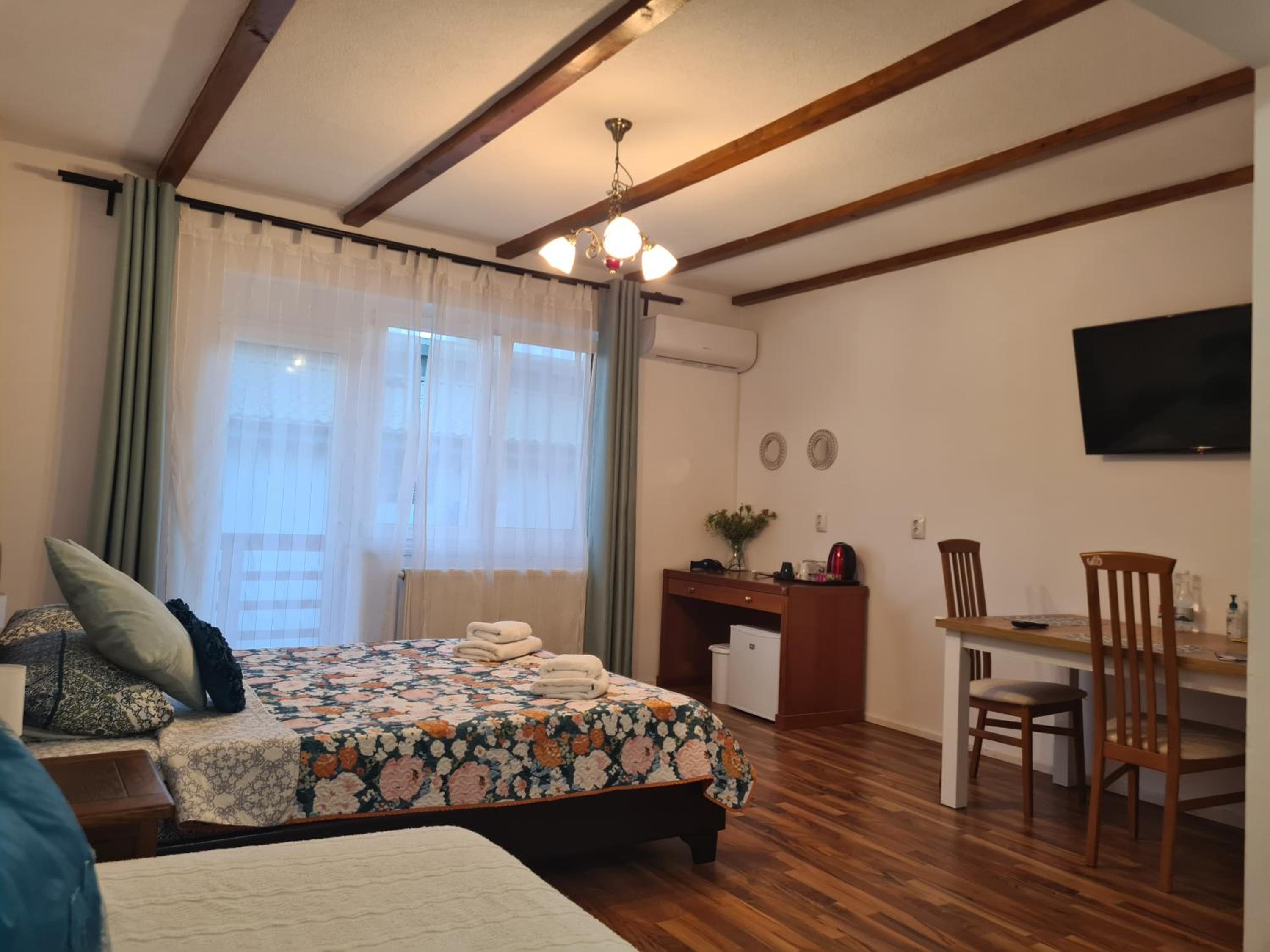 Deluxe Room (2 Adults + 1 Child) - Photo 5