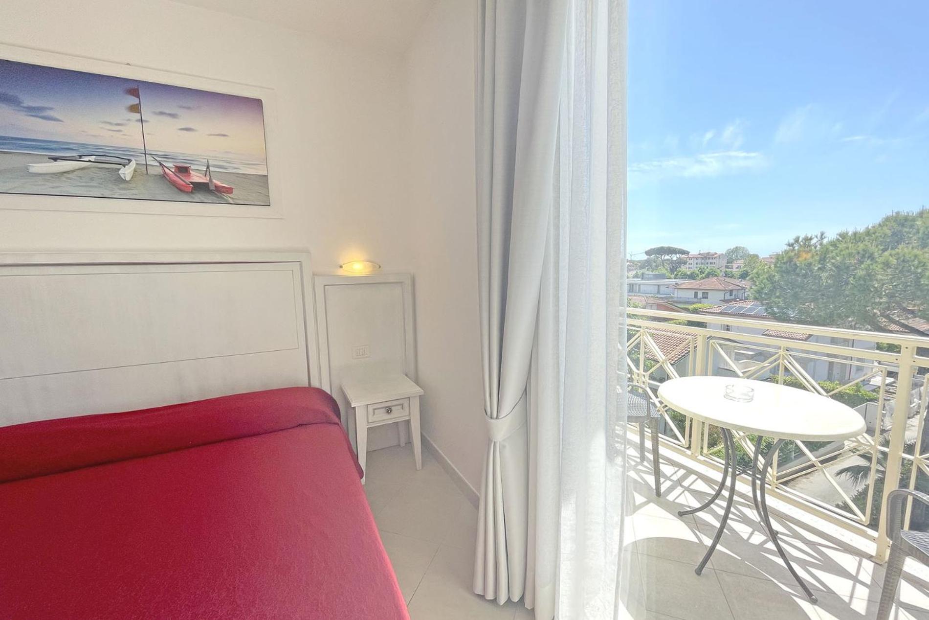 Double Room with Balcony - Photo 8