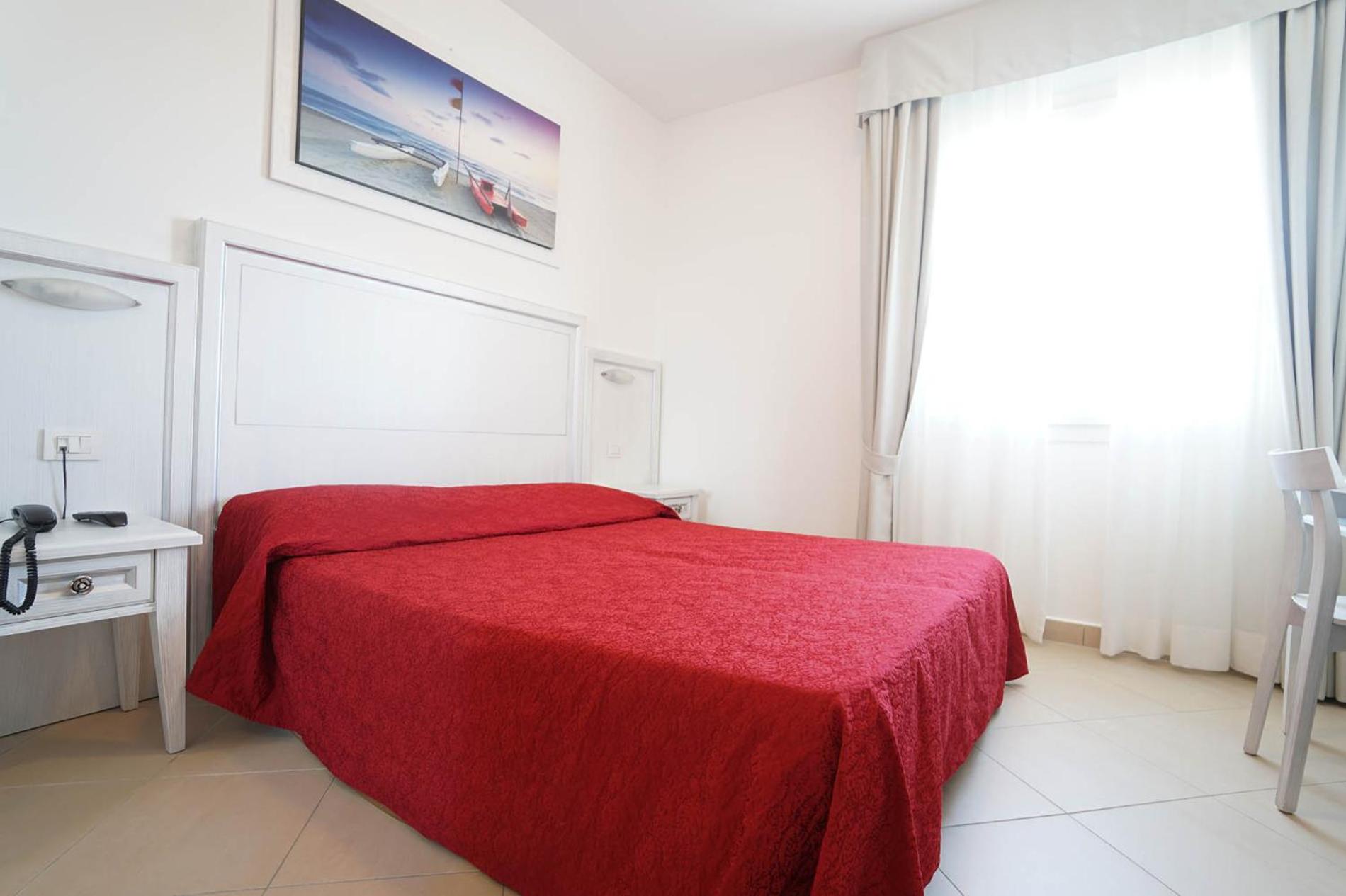 Double Room with Balcony - Photo 2