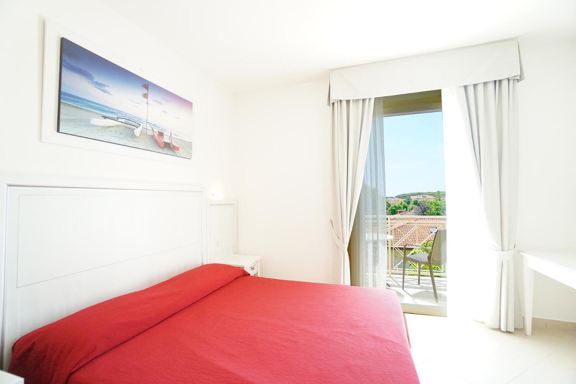 Double Room with Balcony - Photo 3