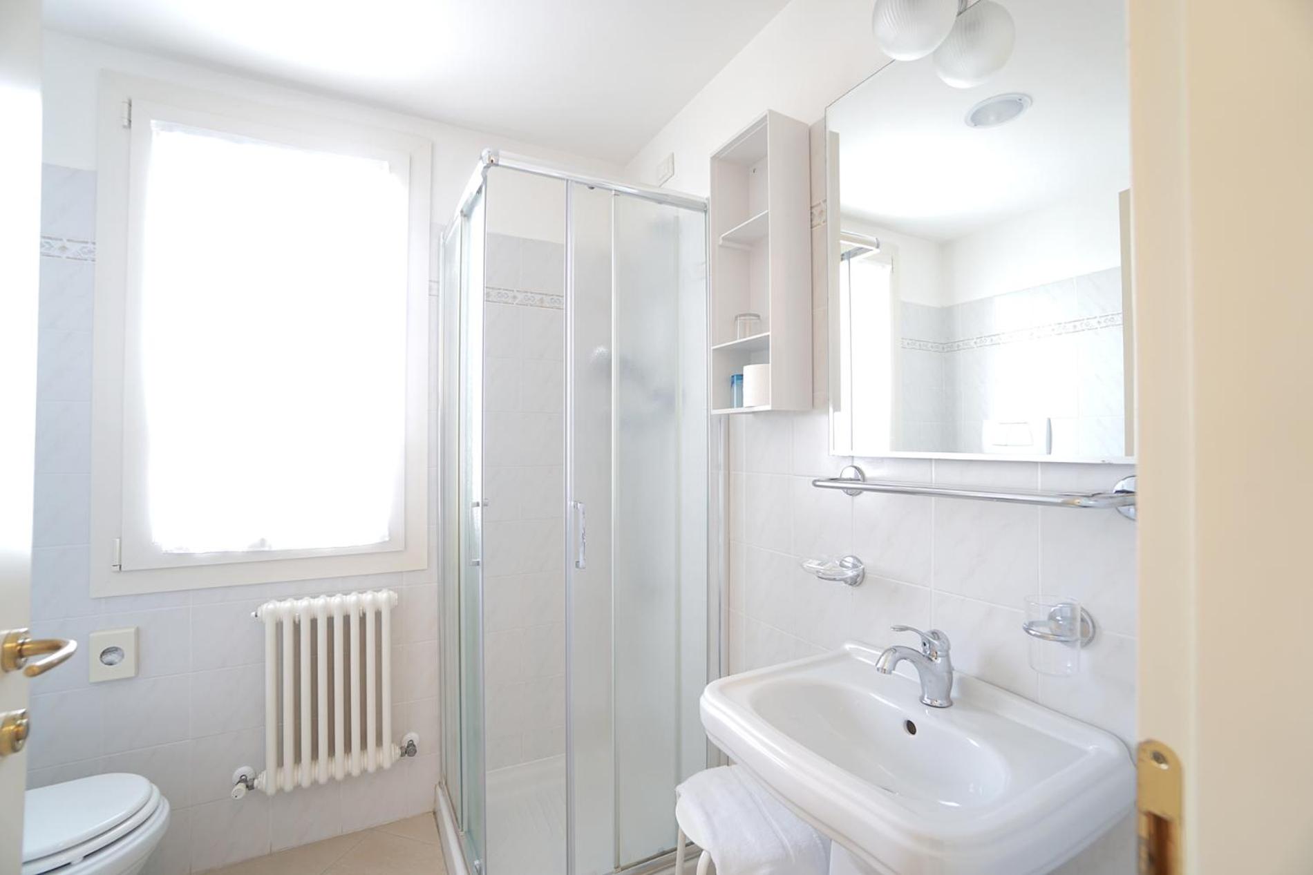 Double Room with Balcony - Photo 4