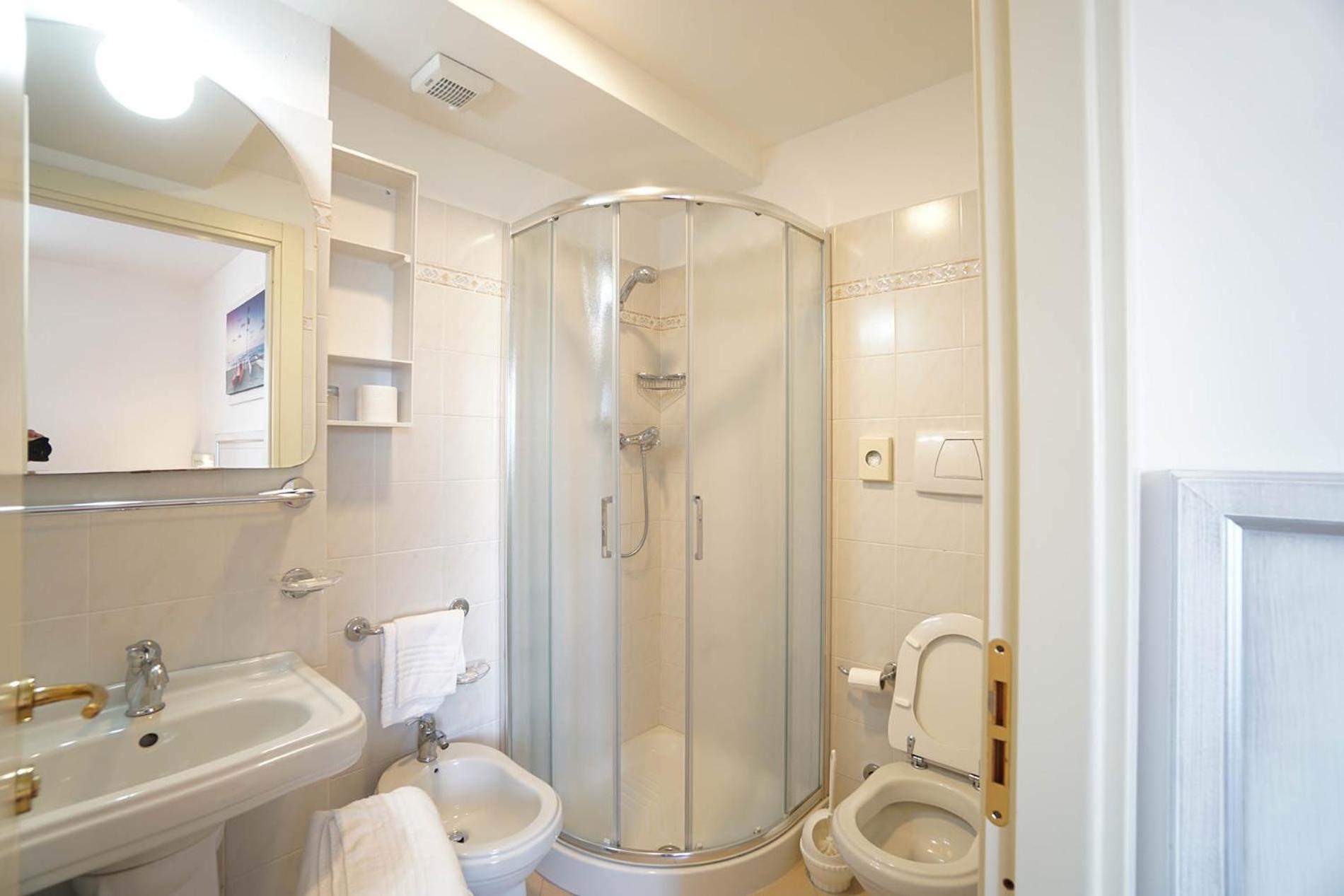 Standard Double Room - Photo 5