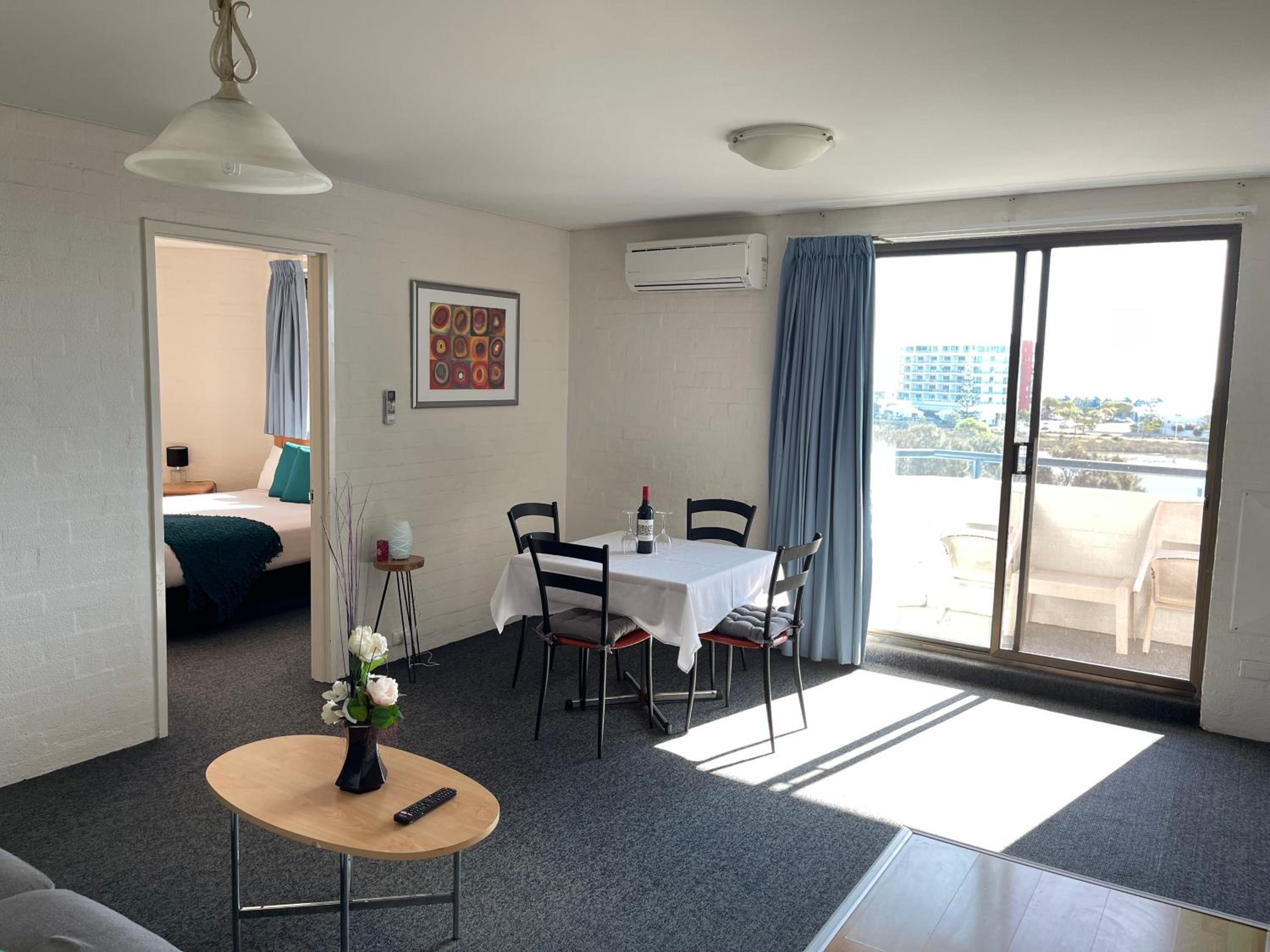 Two Bedroom Suite with Free Wifi and Parking photo 1