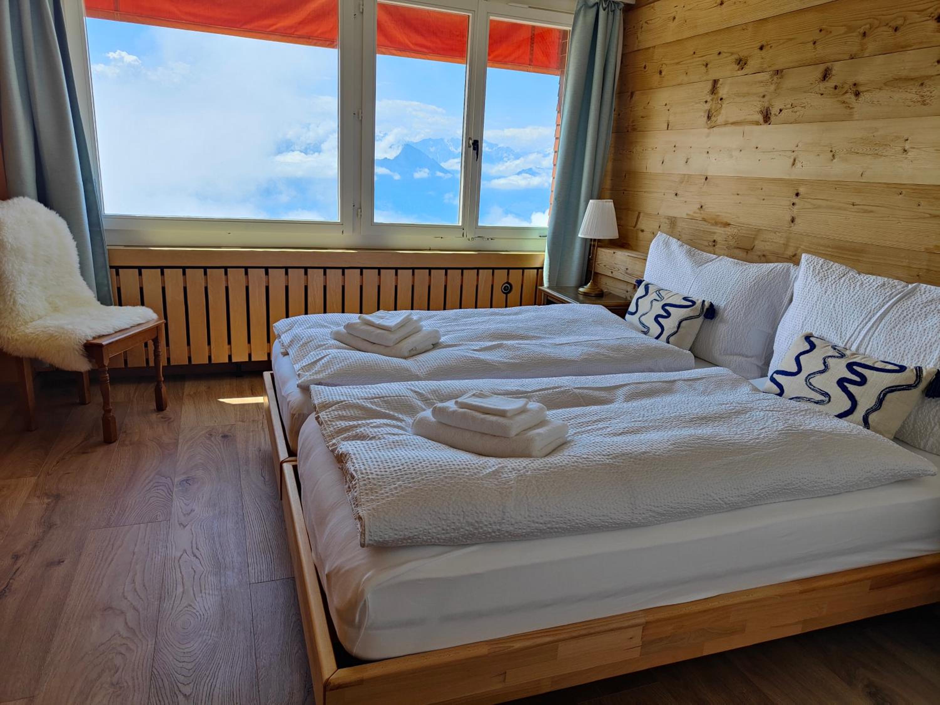 Standard Room with Lake and Mountain View - Photo 2