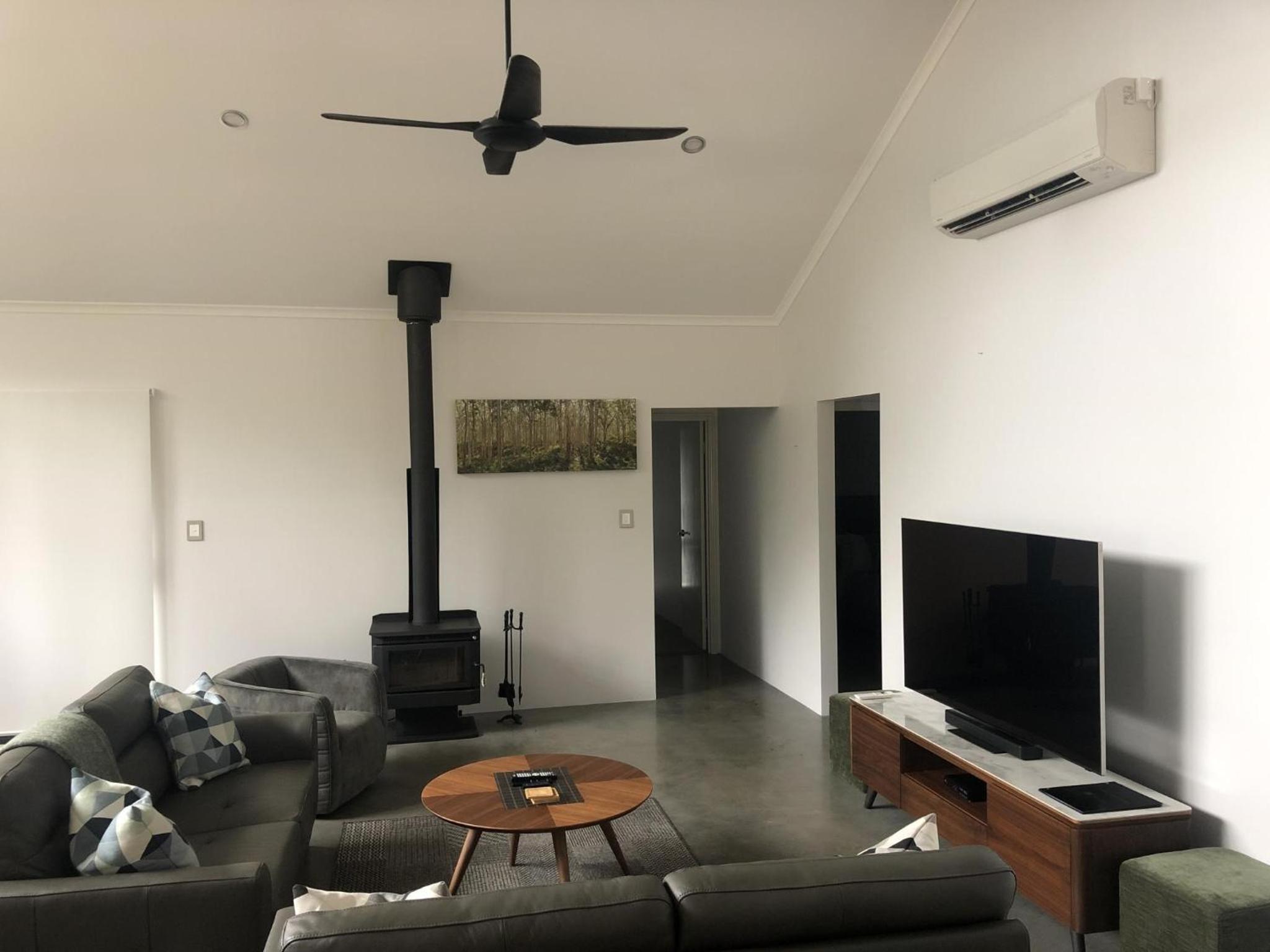 Three-Bedroom House photo 3
