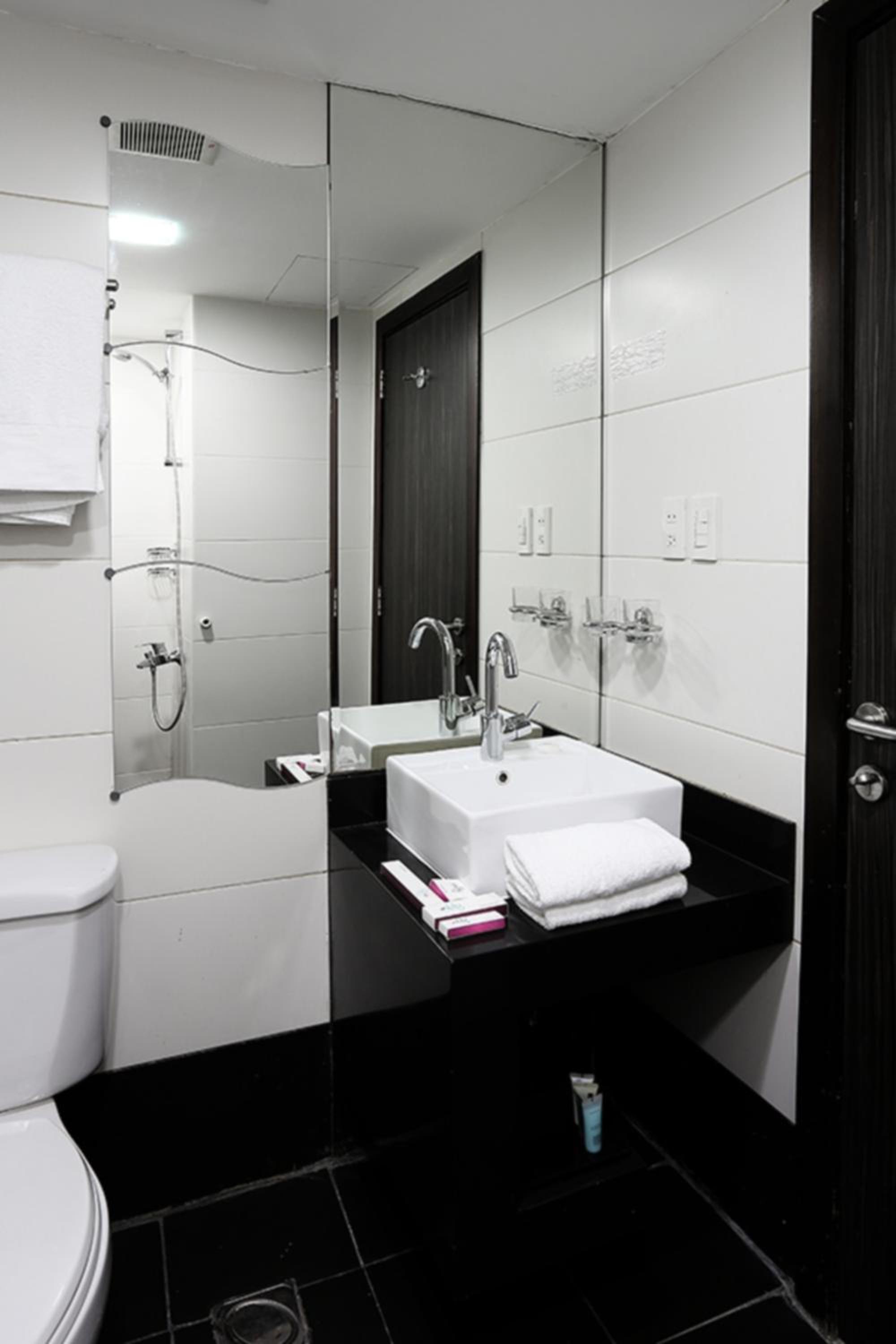 One-Bedroom Apartment with King Bed photo 2