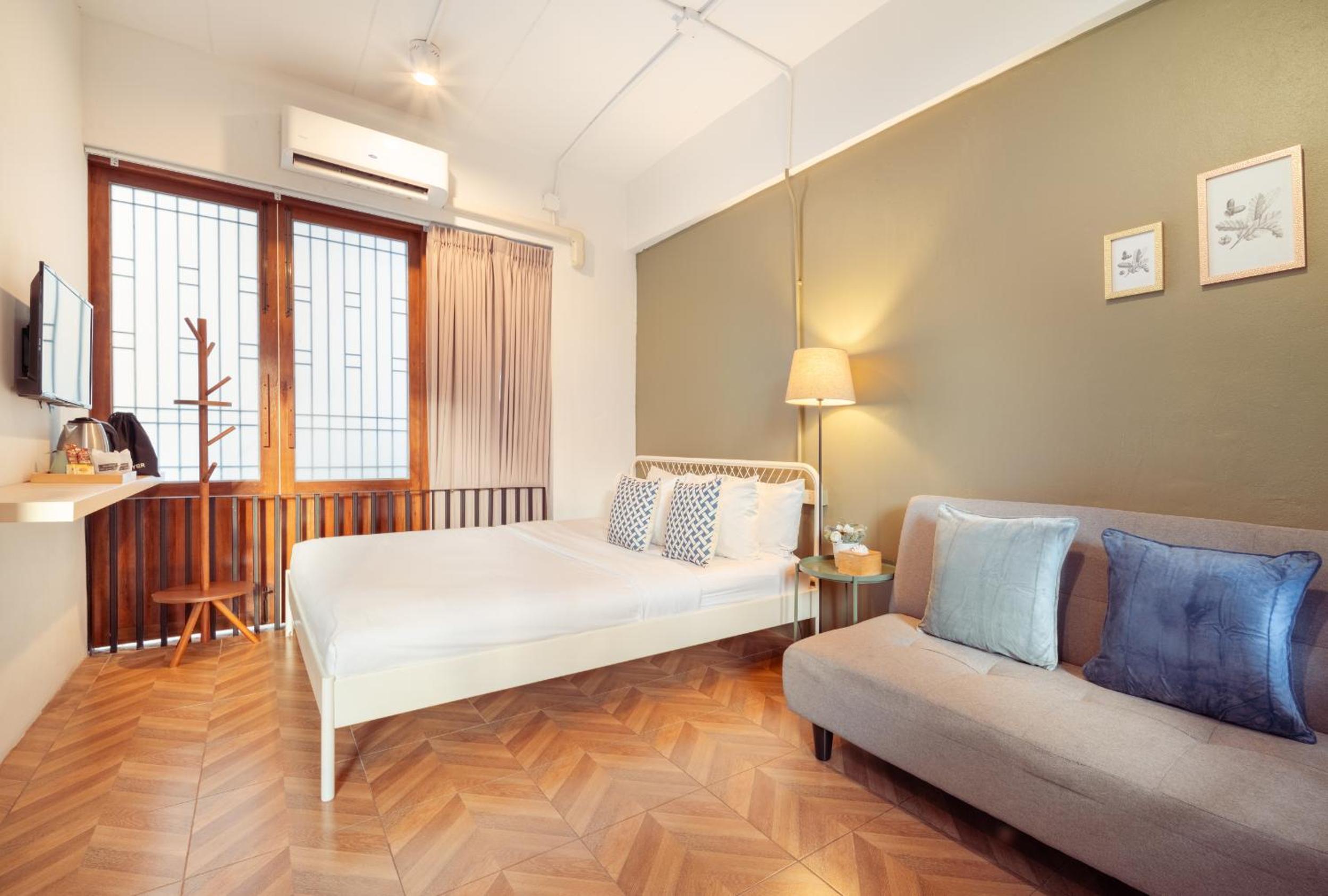 King Bed - Non Smoking photo 3
