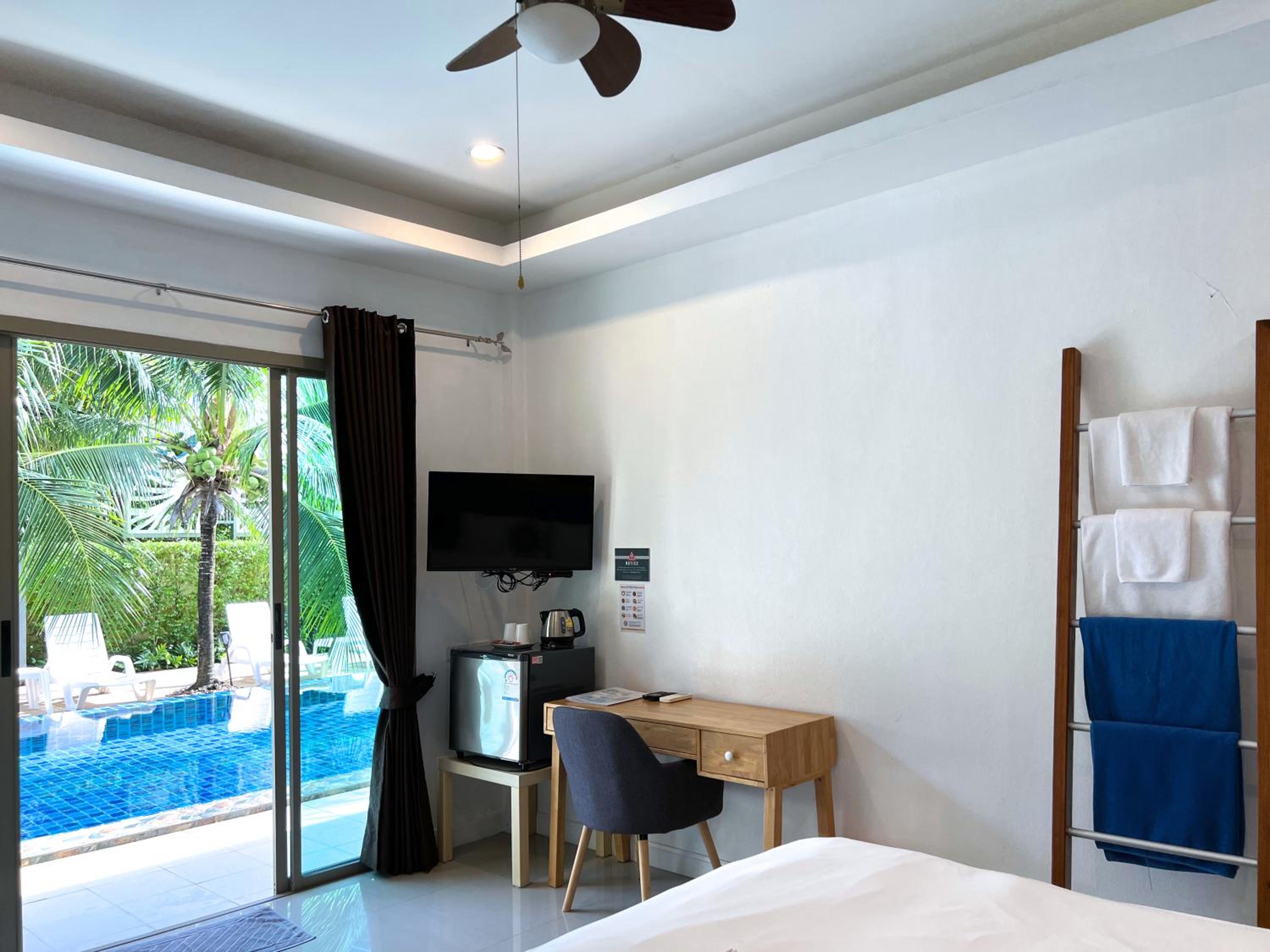 Deluxe Pool View Room