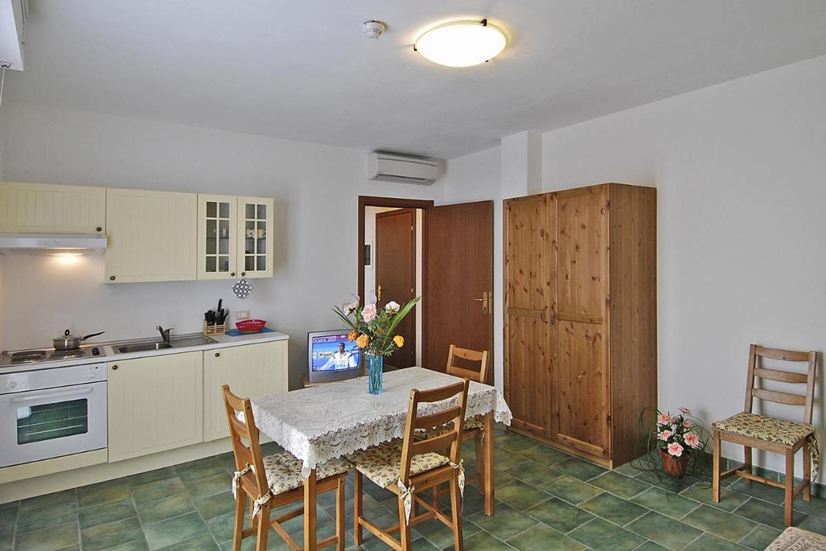 One-Bedroom Apartment with Balcony photo 2