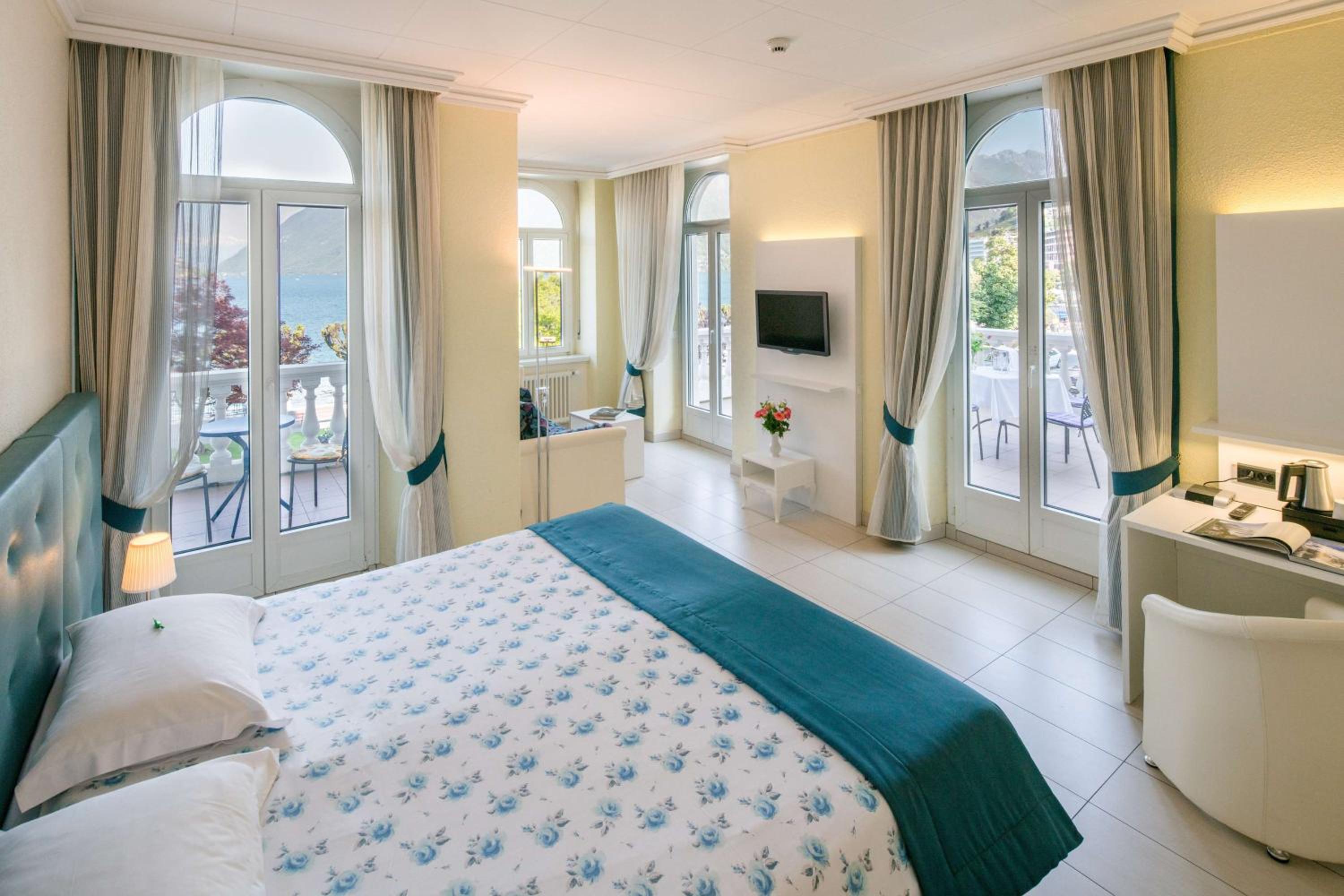 Superior Junior Suite with Lake View - Photo 1