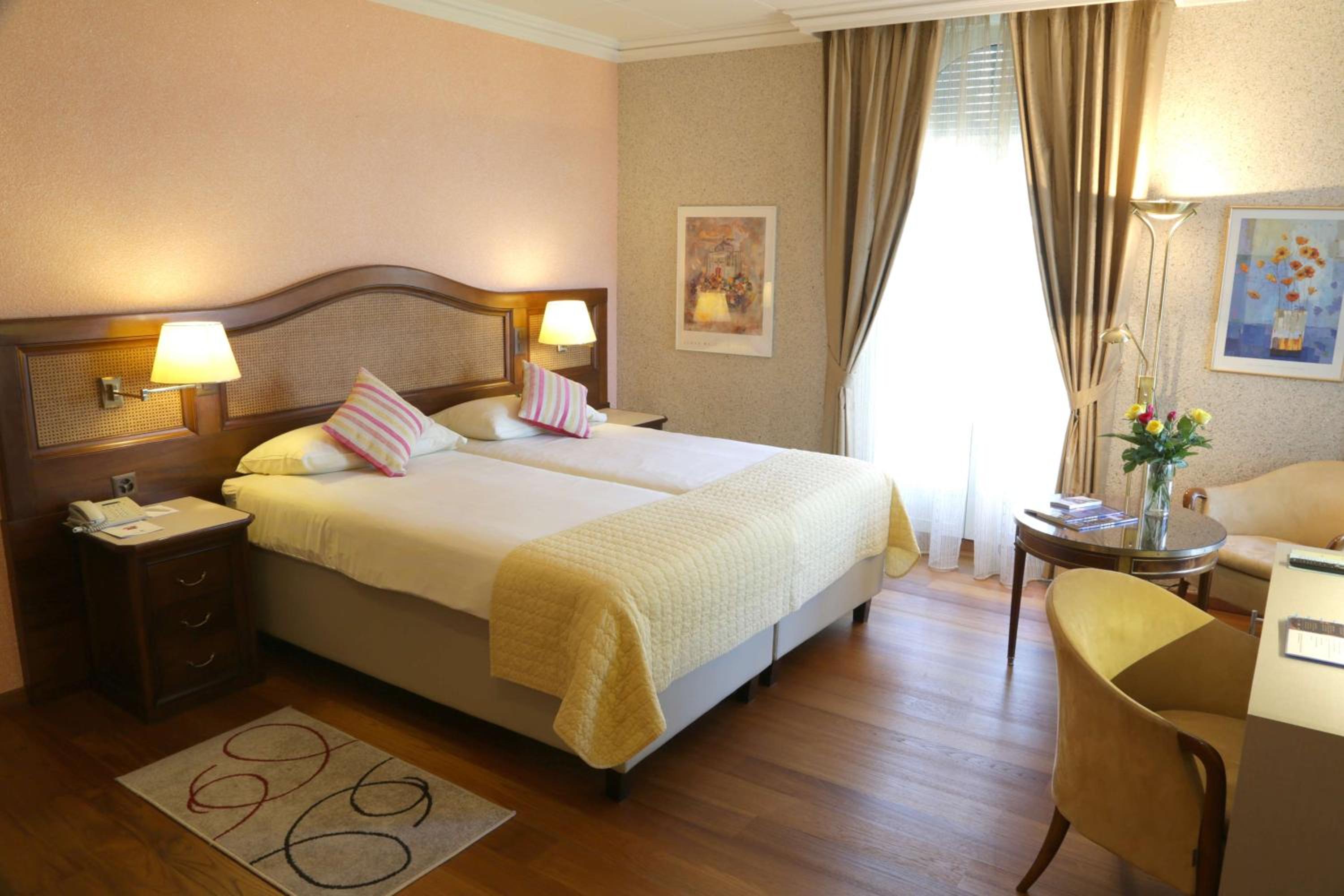 Executive Twin Room with Balcony  - Photo 2
