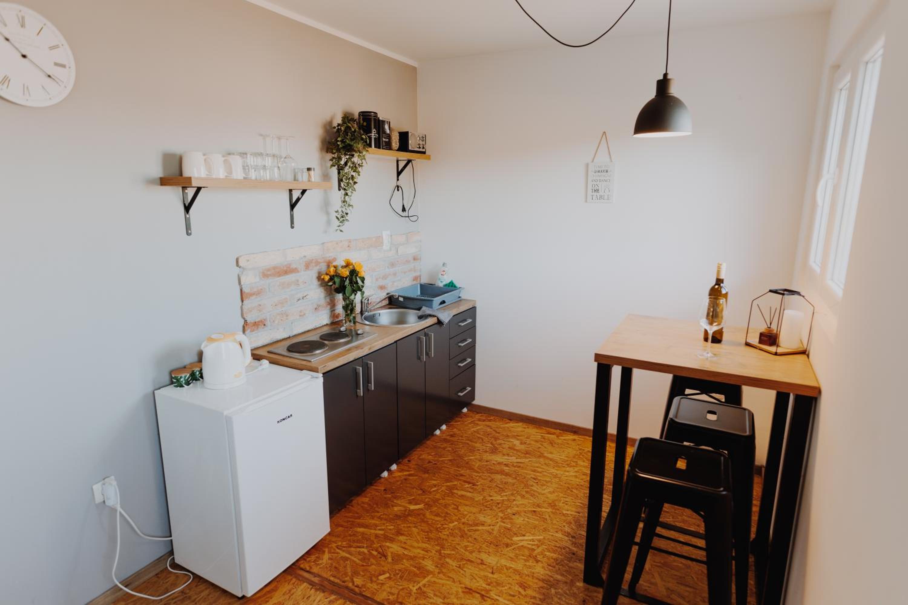 One-Bedroom House - Photo 17