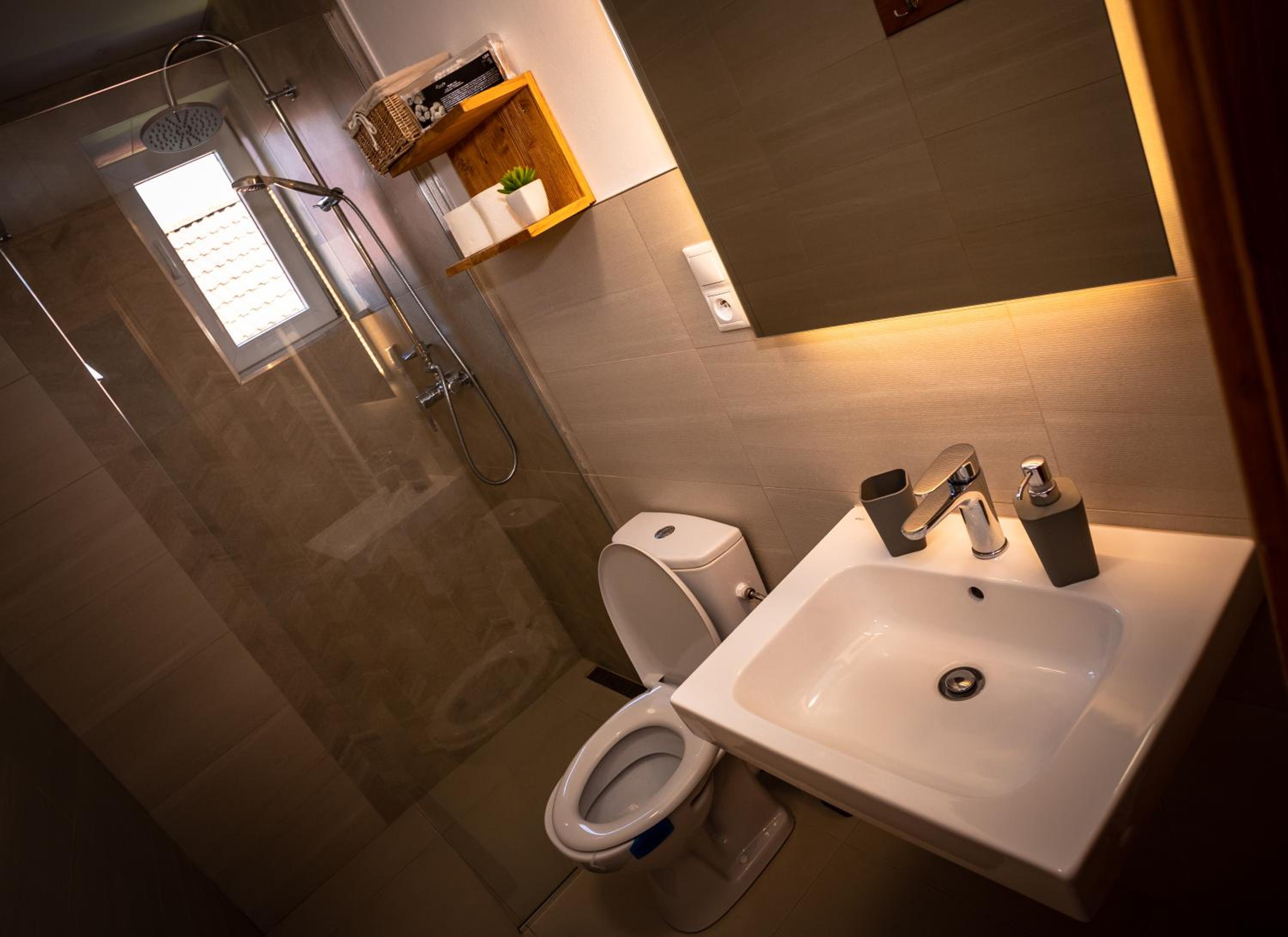 Deluxe Double Room (2 Adults + 1 Child) photo 3