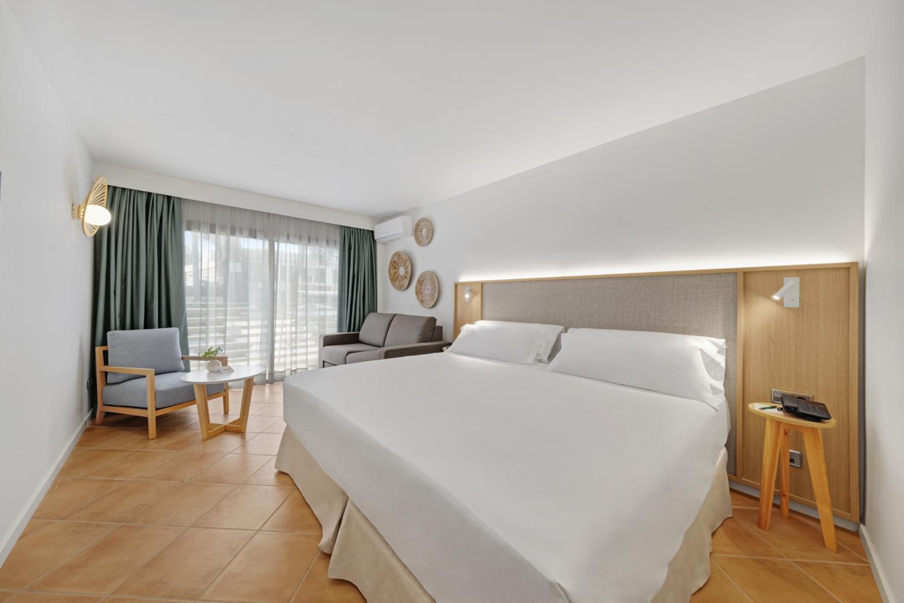 Superior Side Sea View (2 adults + 1 child)