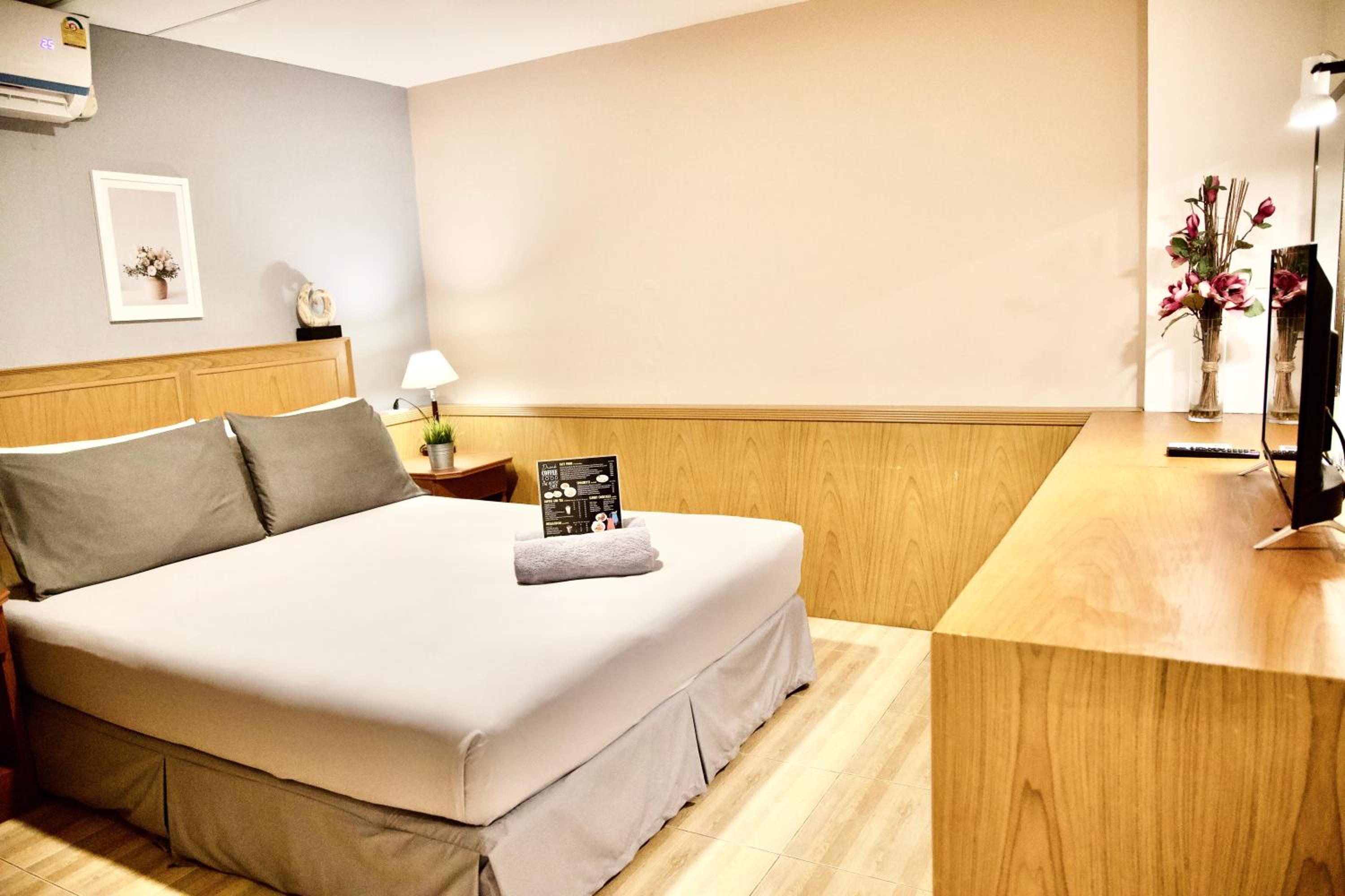 Budget Double Room - No Window photo 3