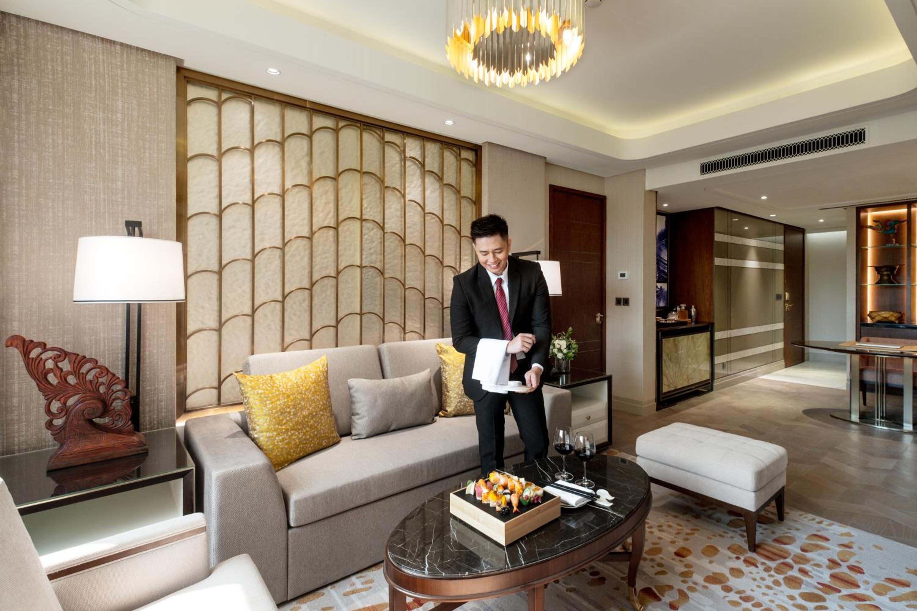 Executive Suite with One King Bed and Bay View - Club Lounge Access photo 2