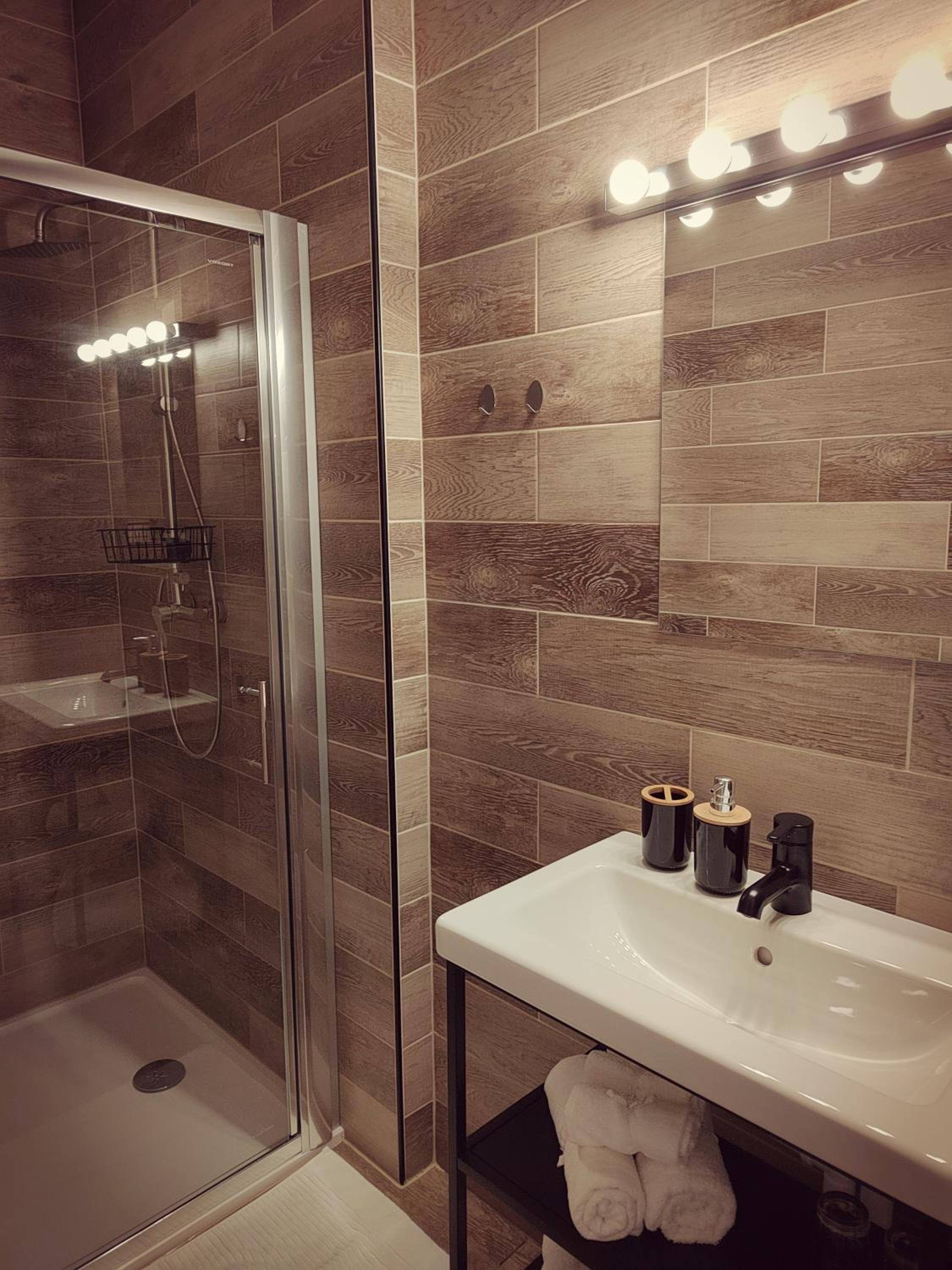 Double Room with Private Bathroom - Photo 18
