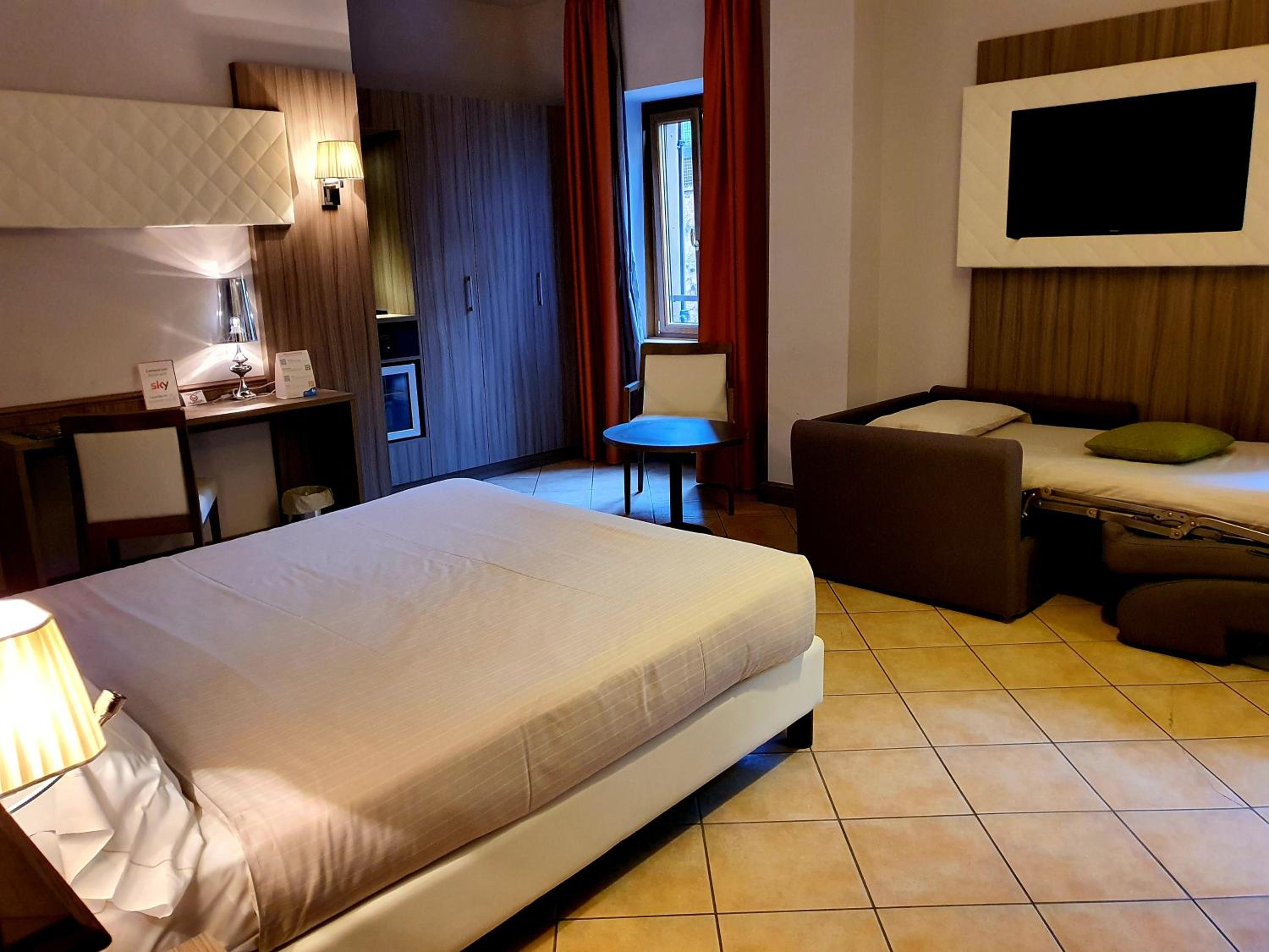 Economy Triple Room photo 2
