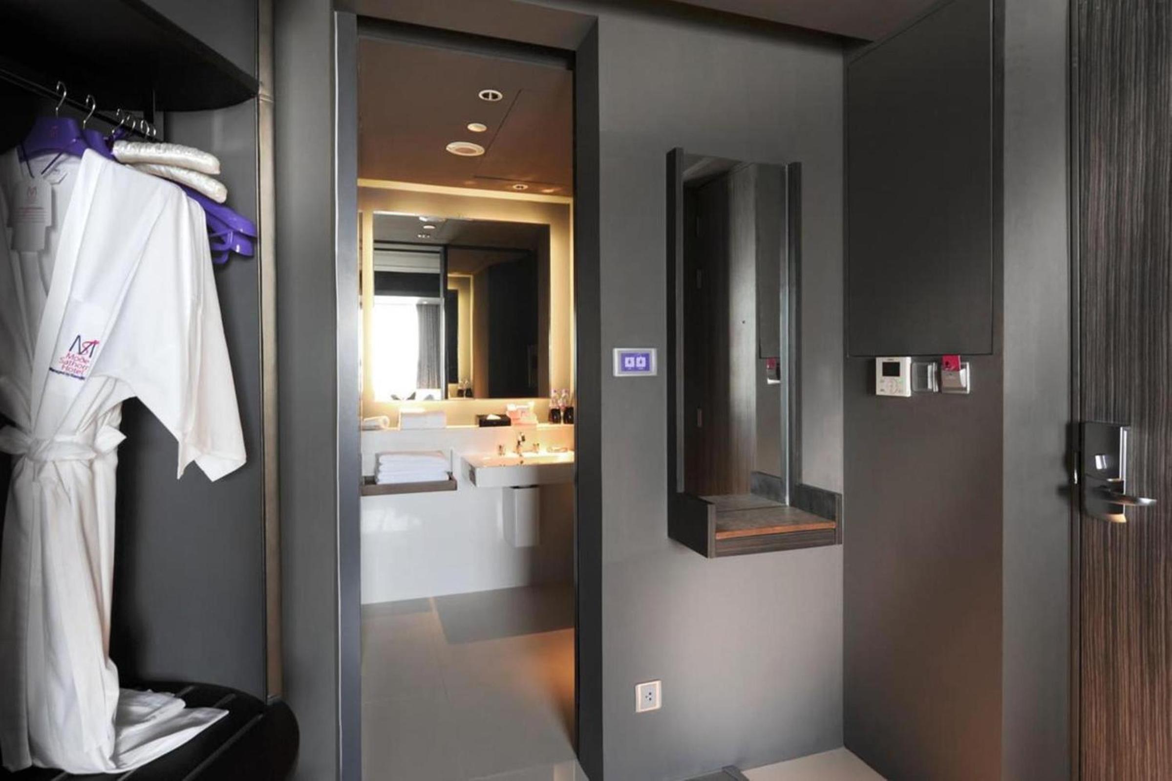 Business Queen Room