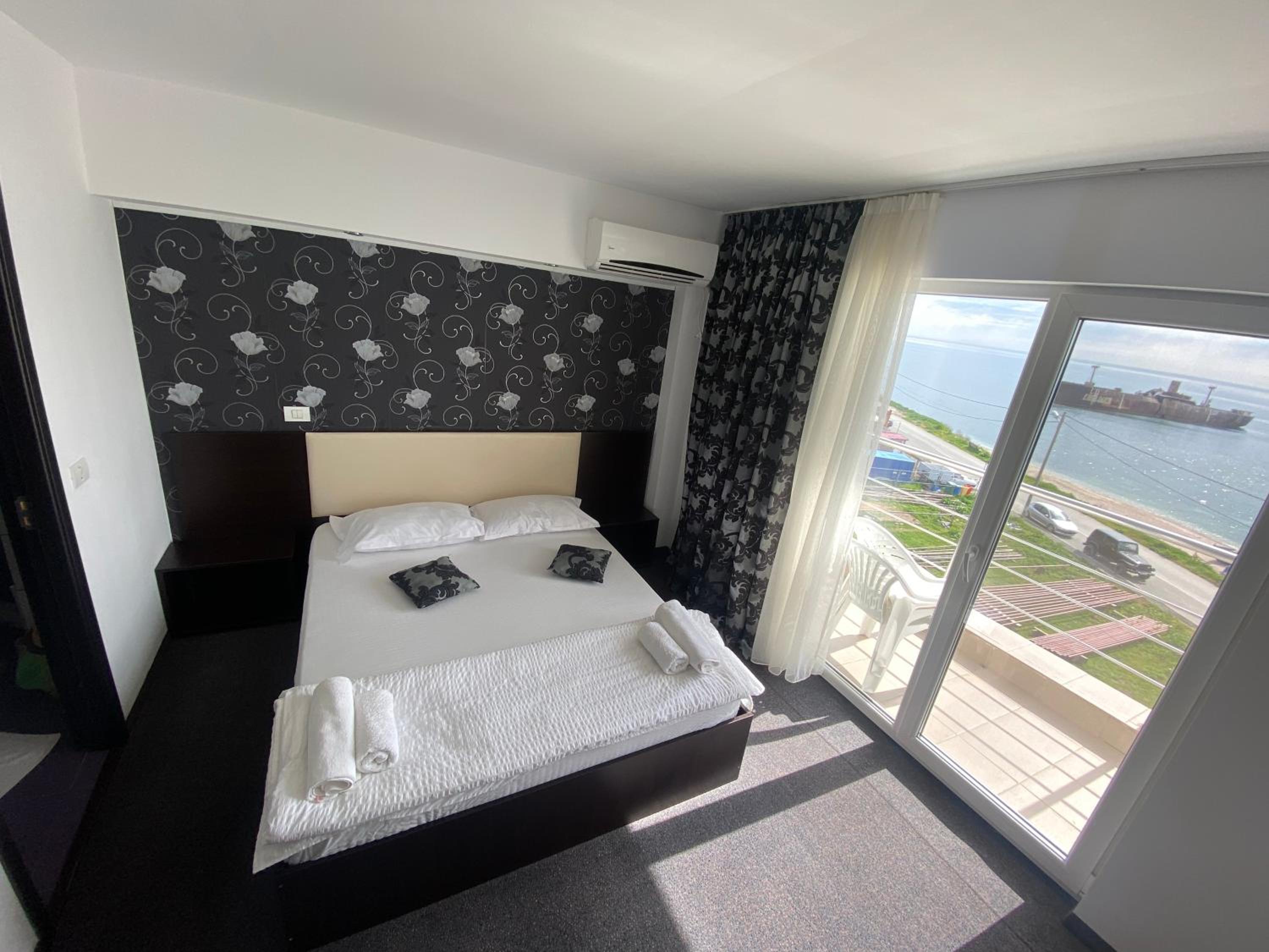 Double Room with Sea View - Photo 3