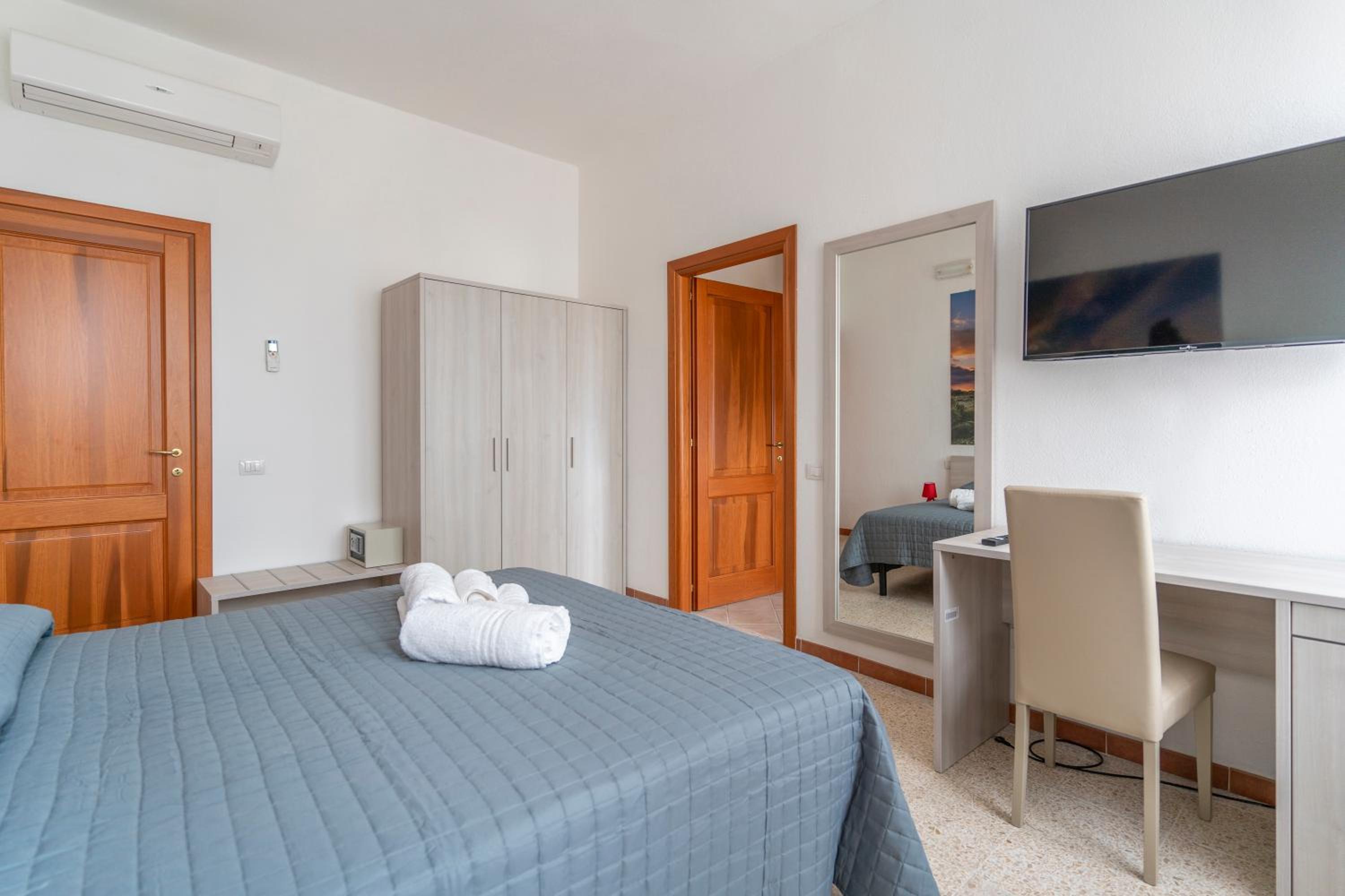 Large Double Room photo 2