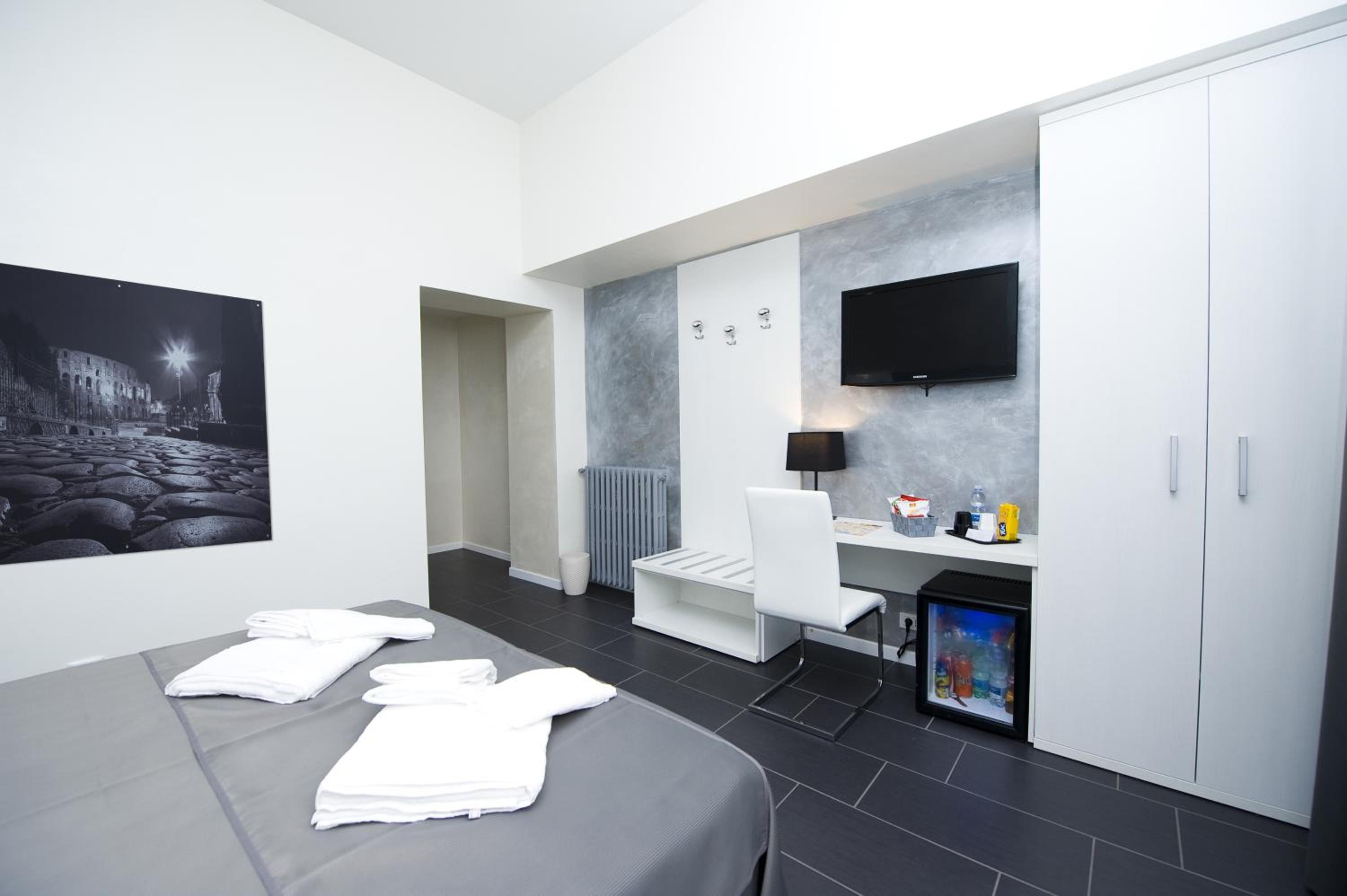 Large Double or Twin Room photo 3