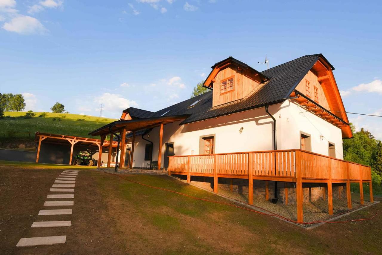 Six-Bedroom House photo 2