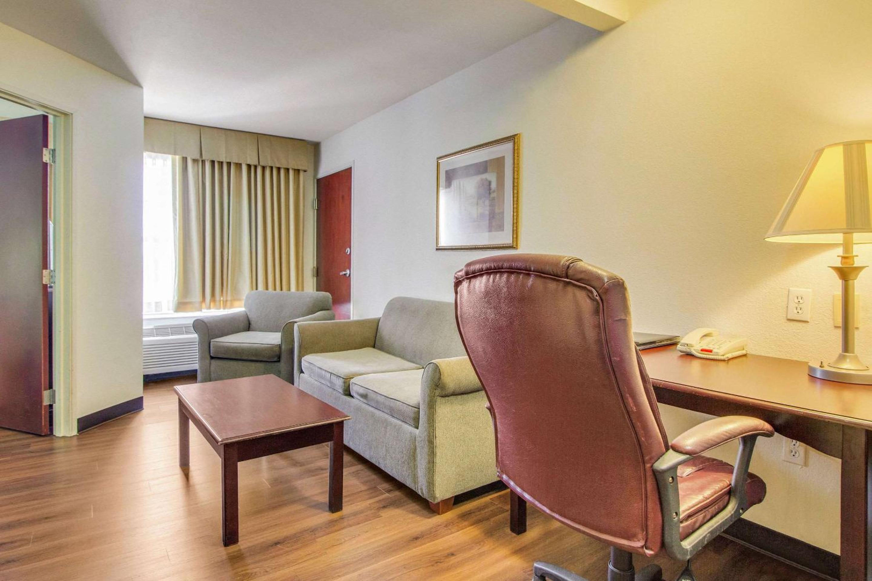 Superior Queen Suite with Sofa Bed - Non-Smoking - Photo 8