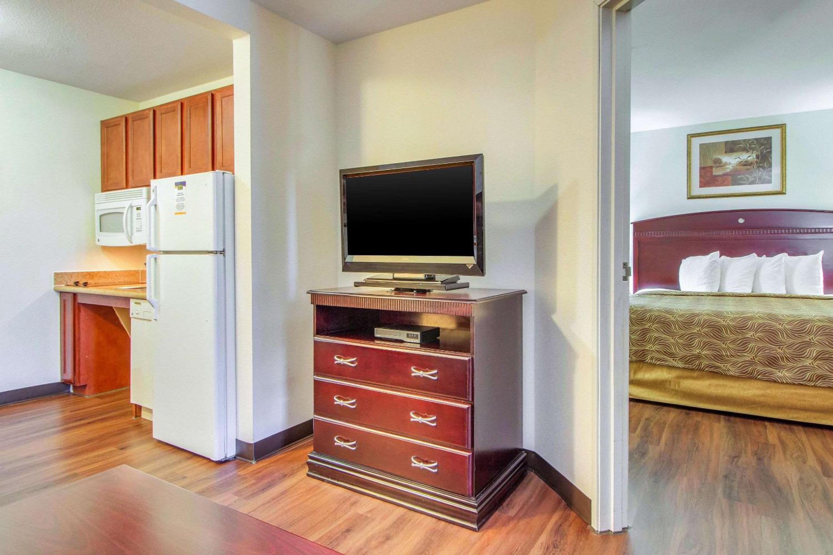 Superior Queen Suite with Sofa Bed - Non-Smoking - Photo 2
