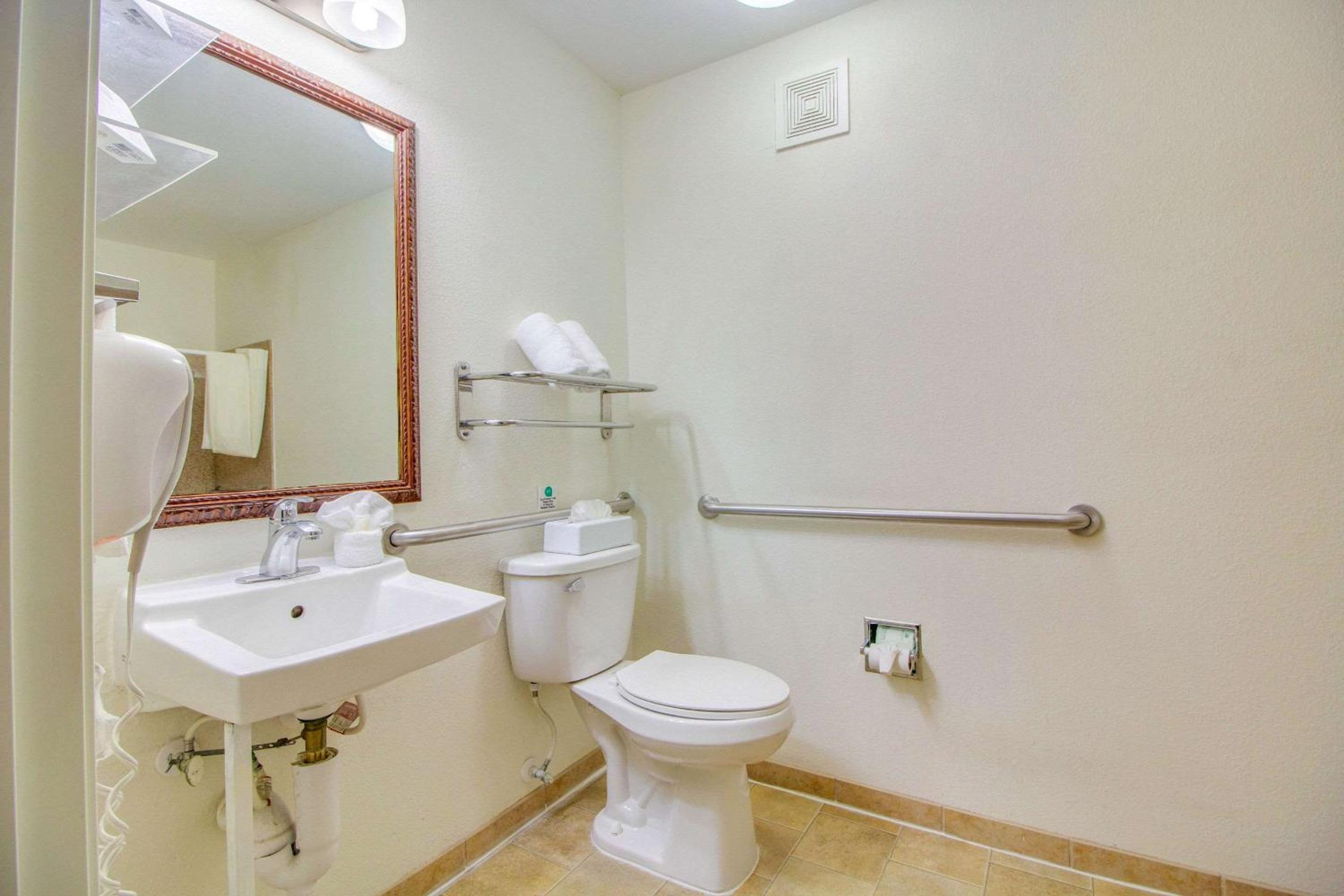 Queen Suite with Two Queen Beds - Accessible/Non-Smoking - Photo 2
