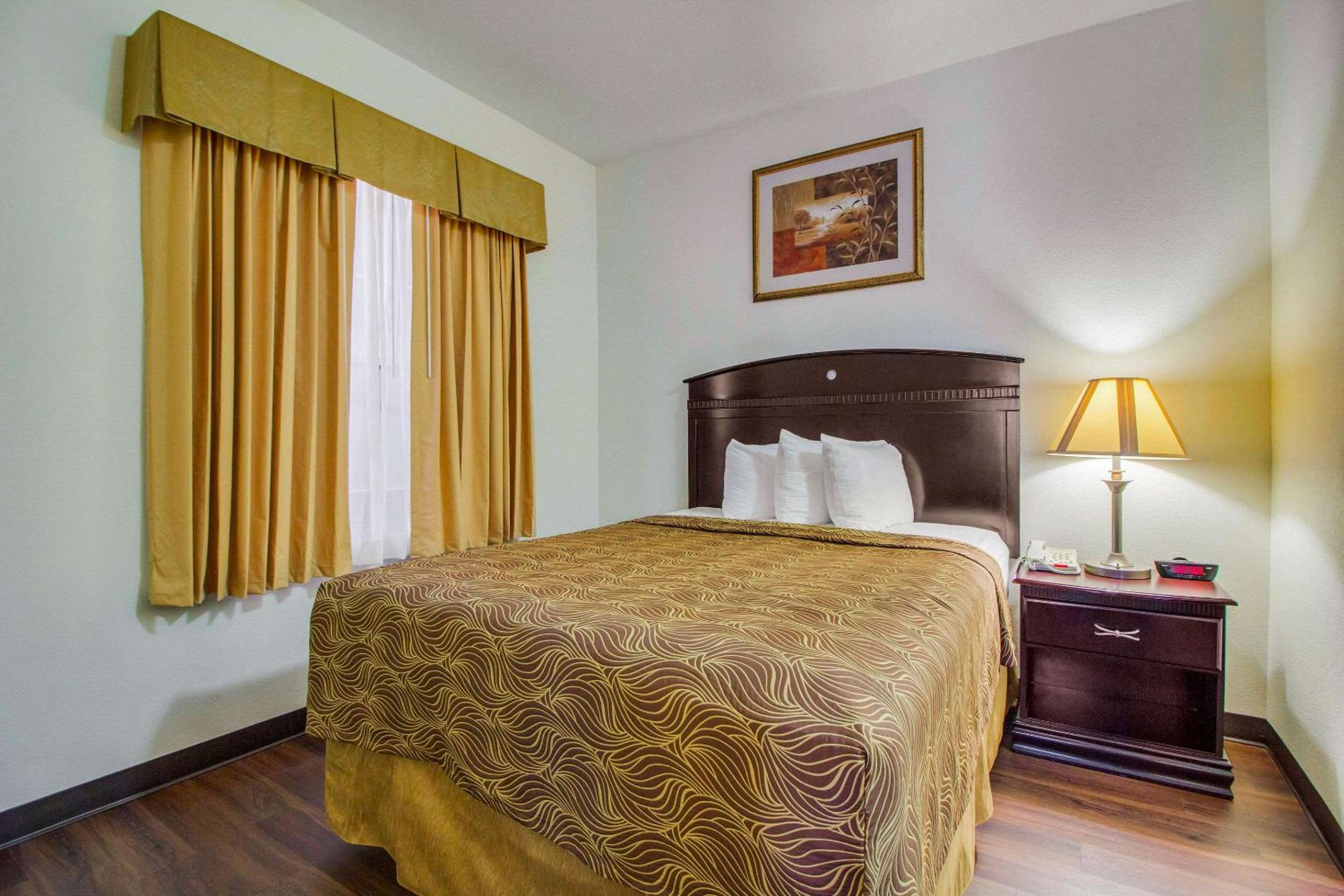Queen Suite with Sofa Bed - Non-Smoking - Photo 1