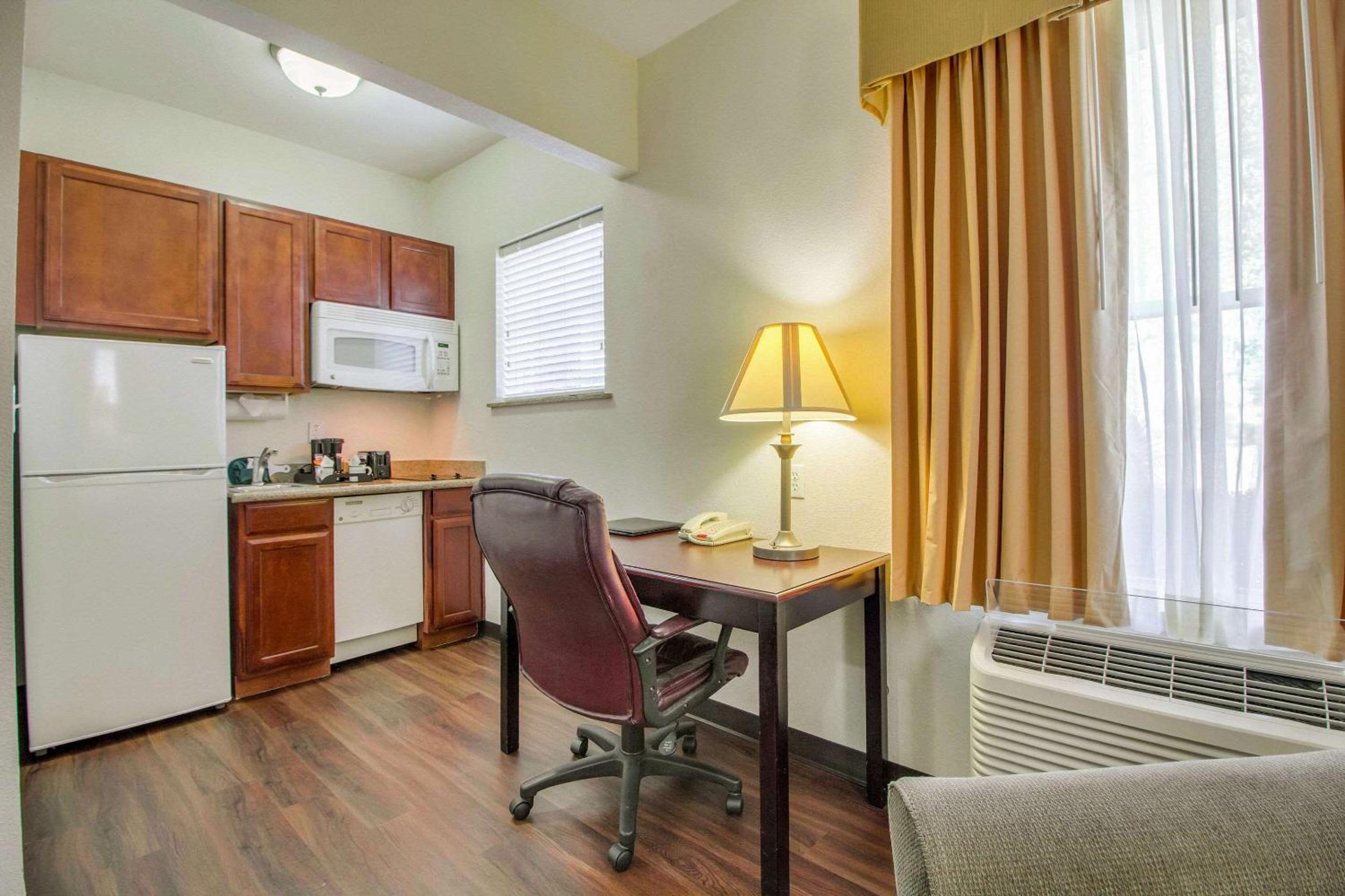 Queen Suite with Sofa Bed - Non-Smoking - Photo 8