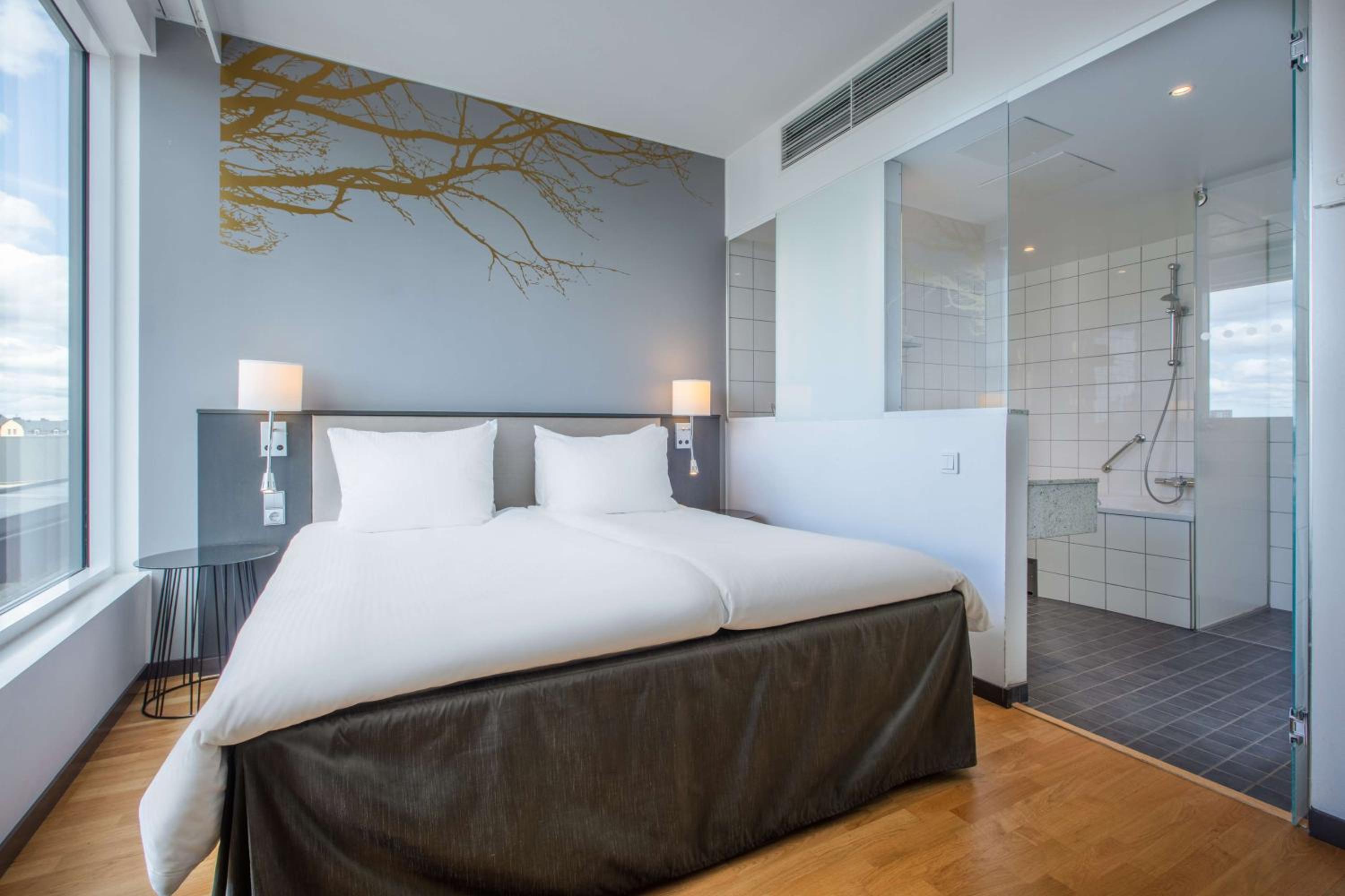 One-Bedroom Suite - Photo 2