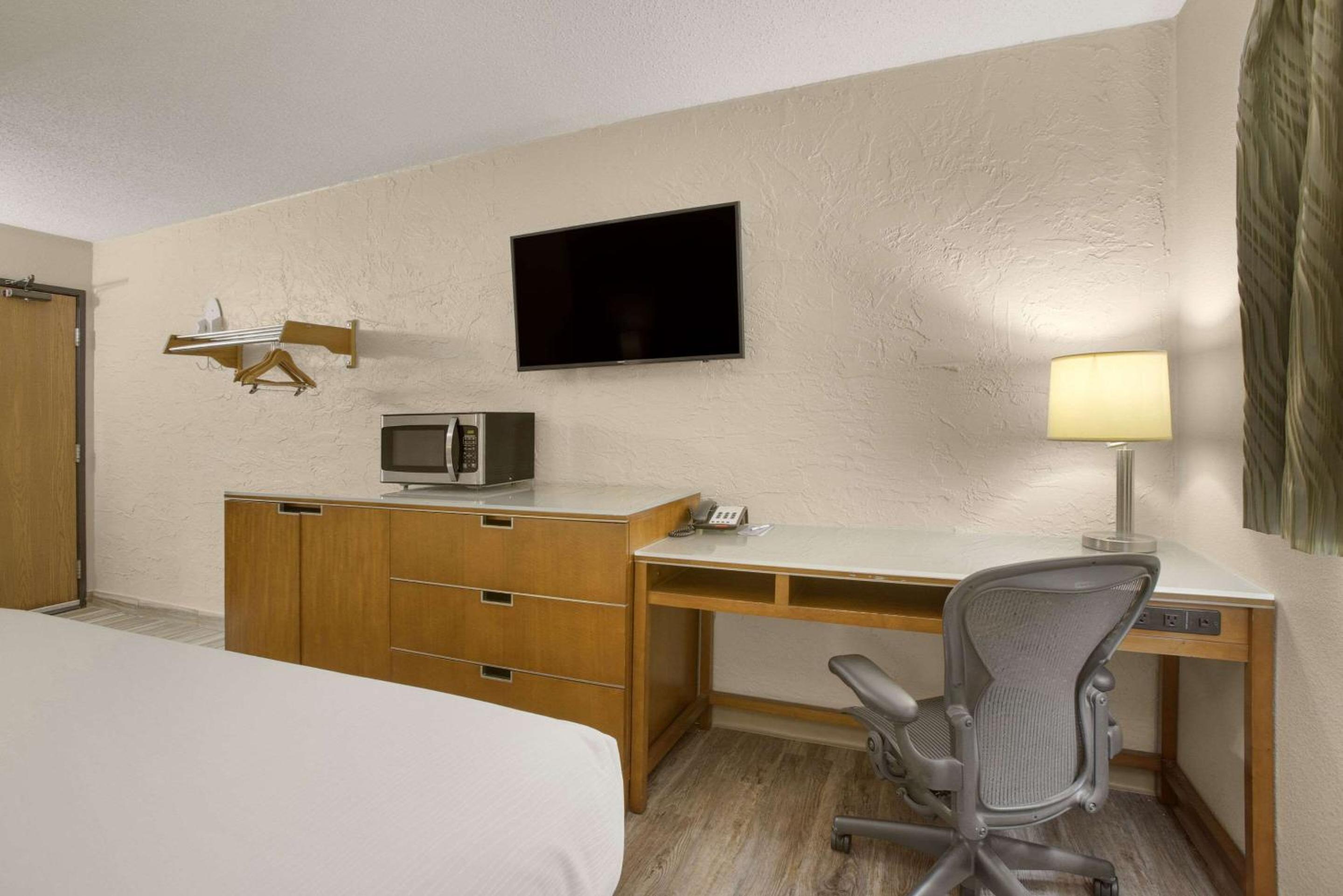 Standard King Room - Non-Smoking  photo 3