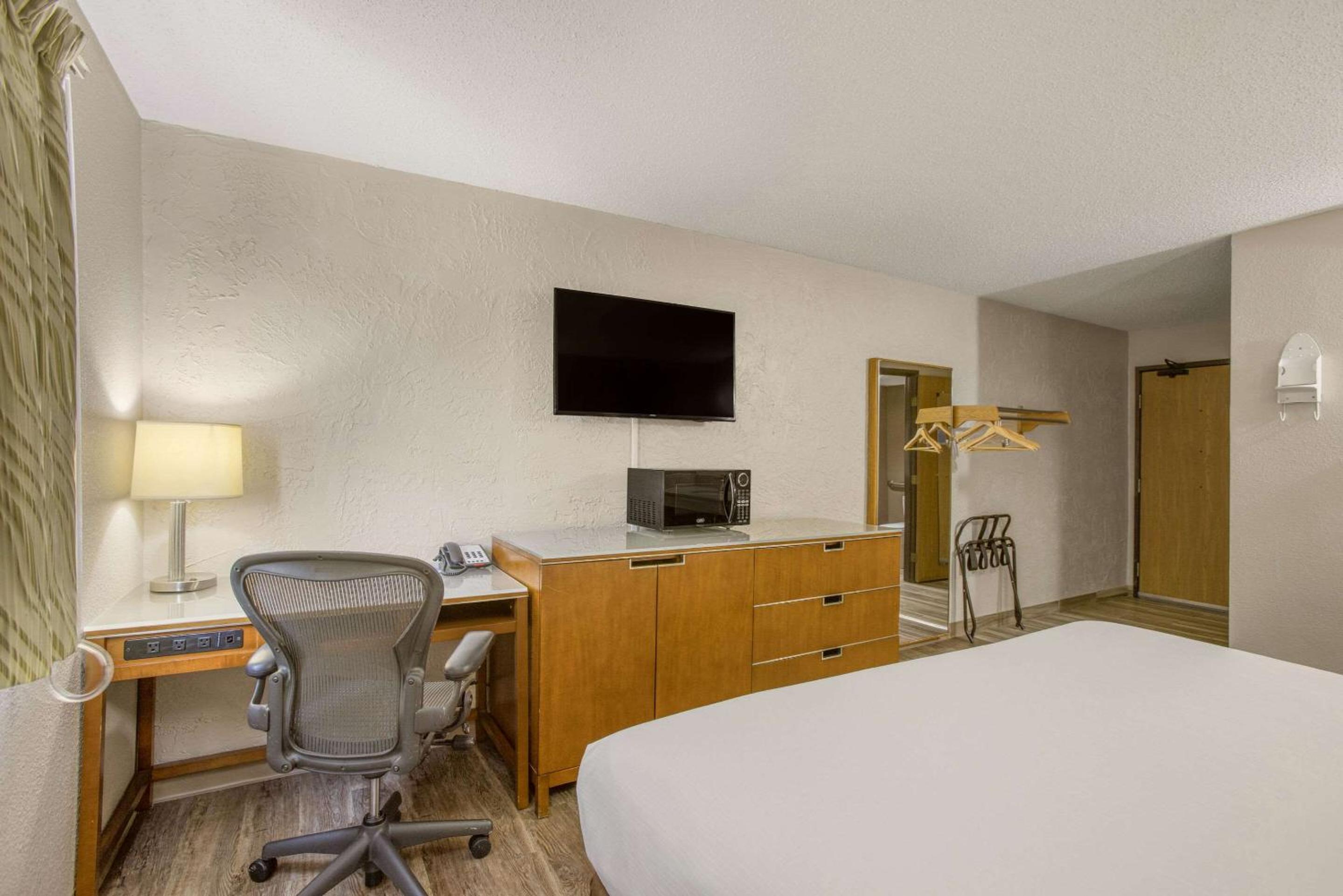 King Room - Accessible/Non-Smoking photo 2