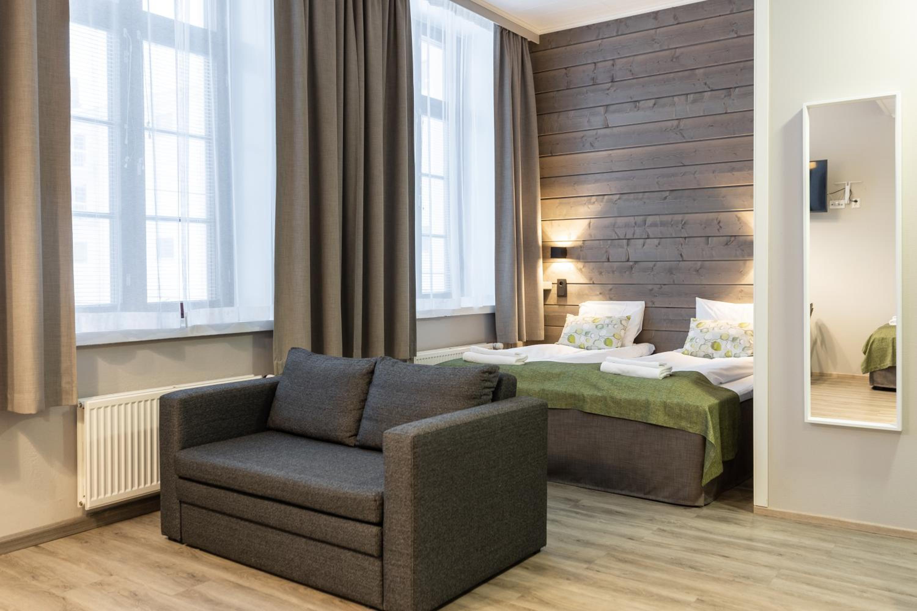 Suite - Photo 1