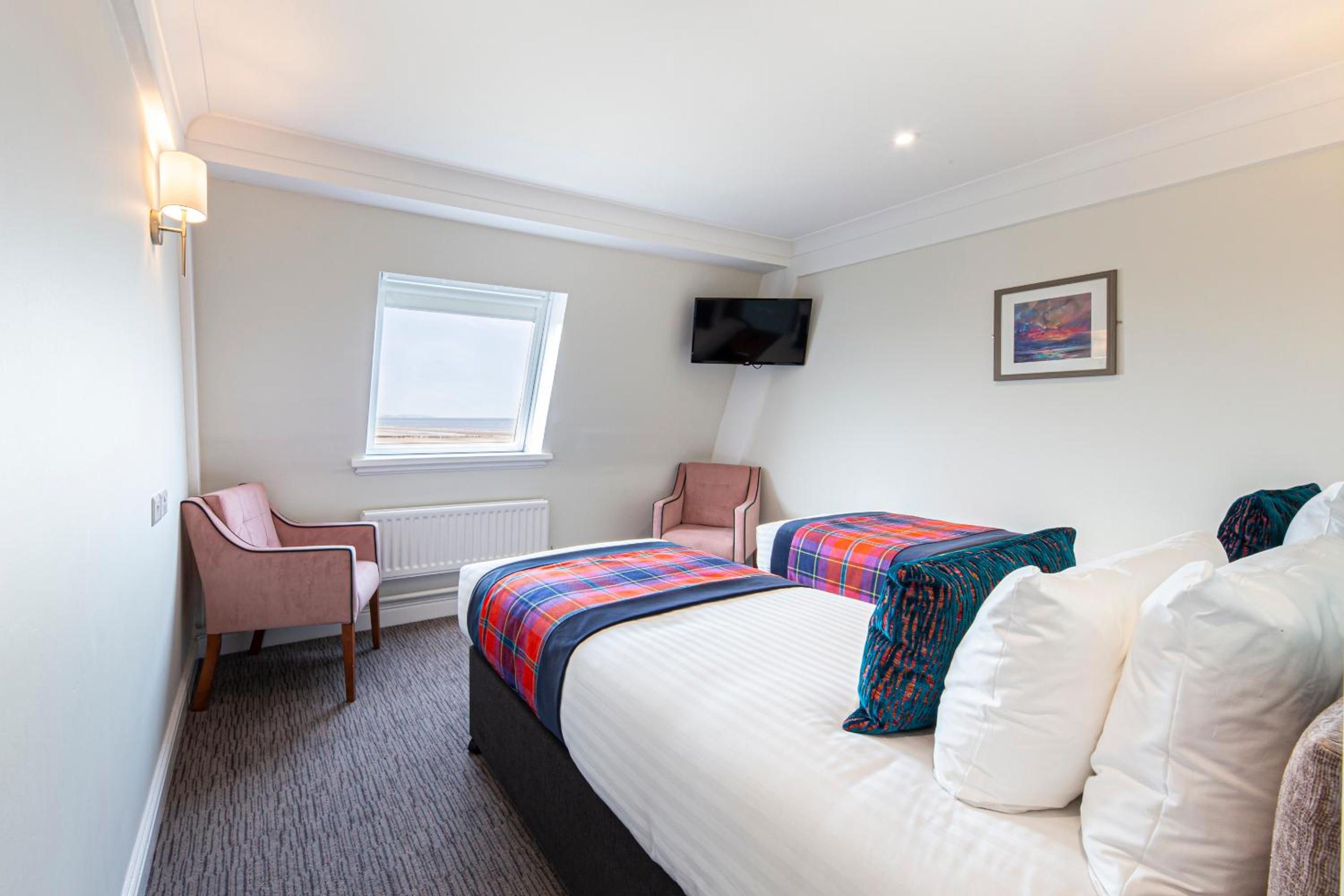 Twin Room with Coastal View - Photo 6