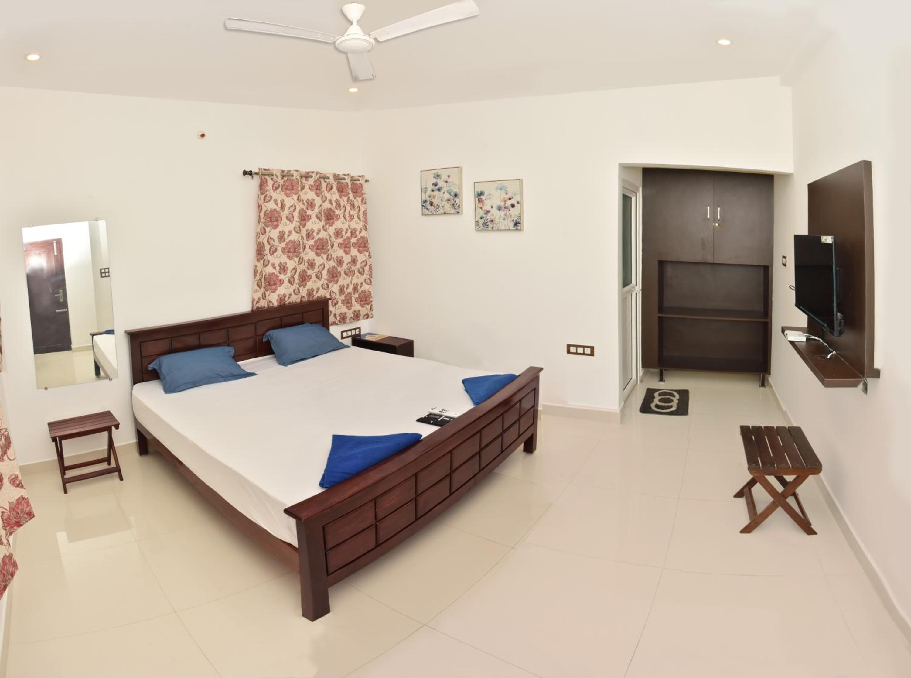 Deluxe Double Room (2 Adults + 1 Child) - Photo 4