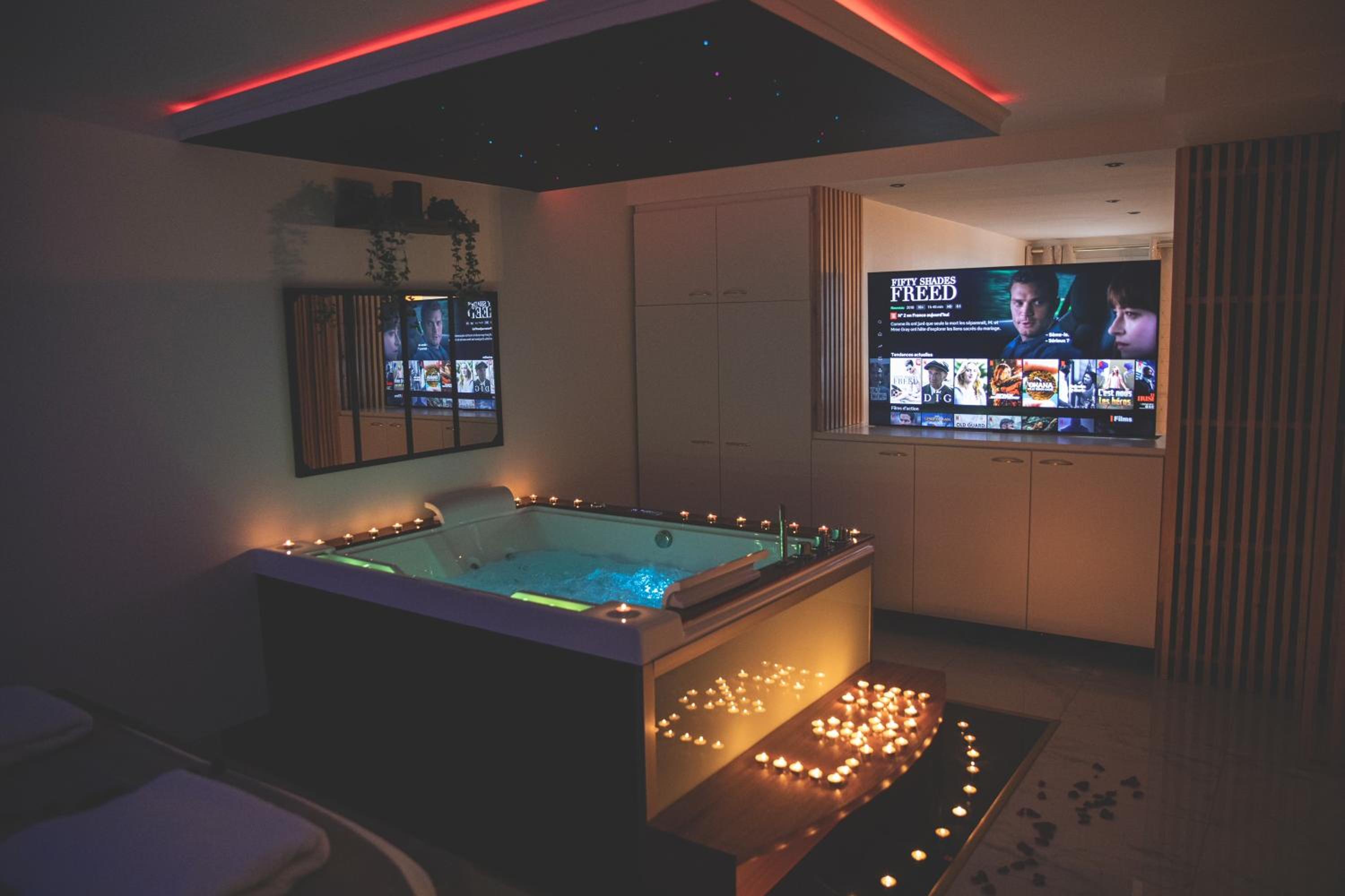 Suite with Hot Tub photo 1